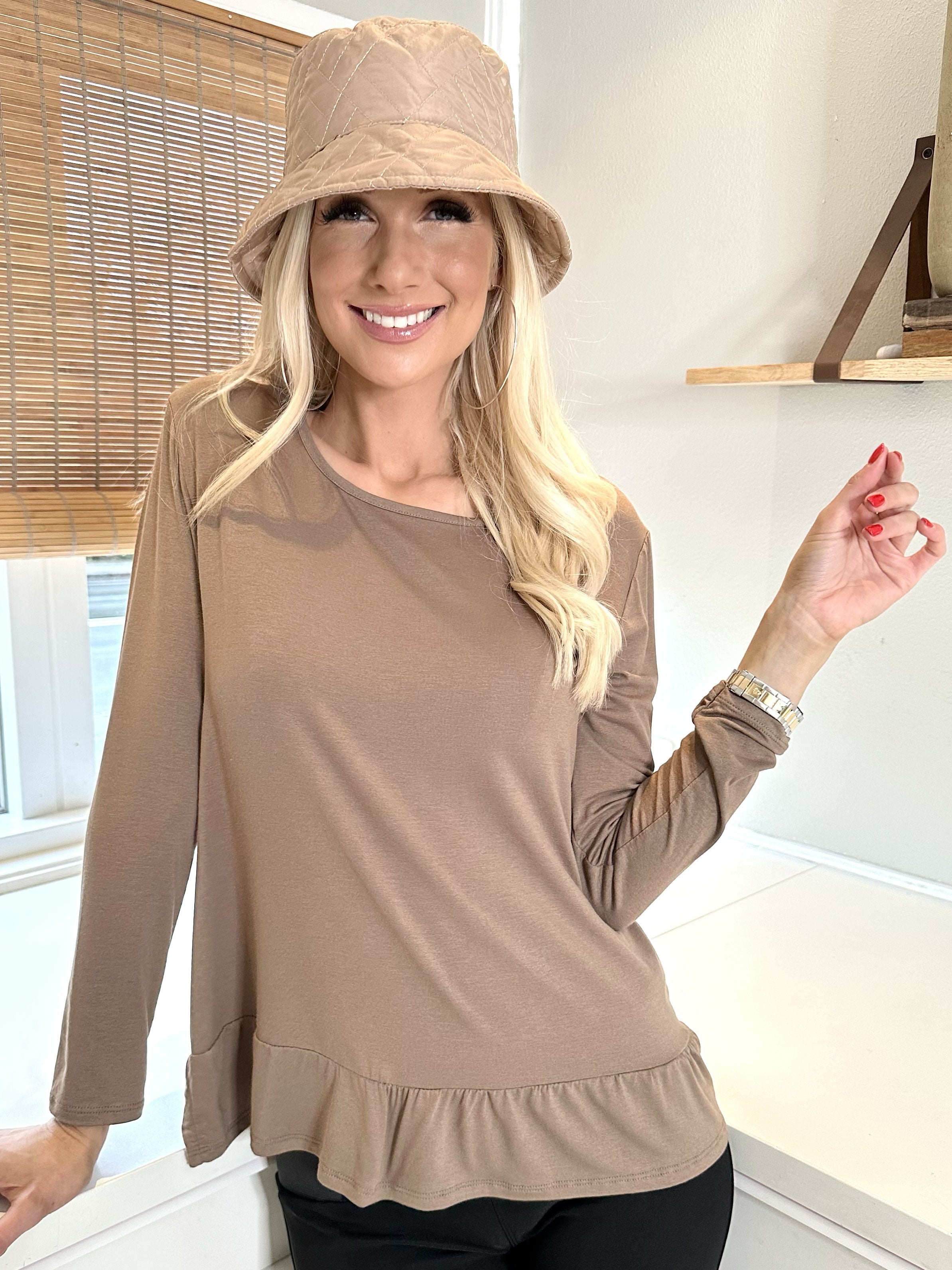 Sina - Mjuk basblus med volangkant