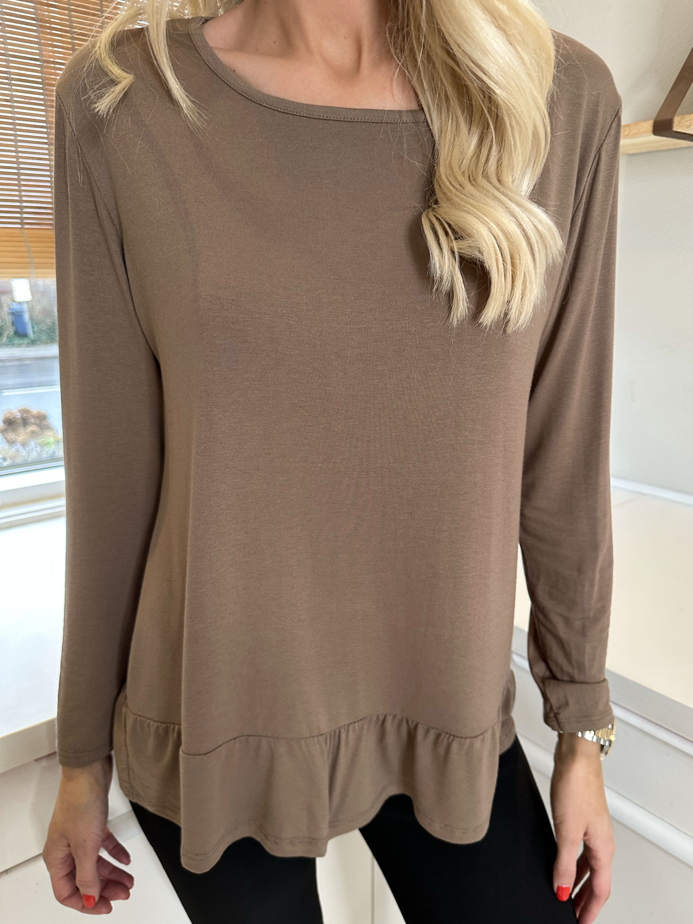 Sina - Mjuk basblus med volangkant