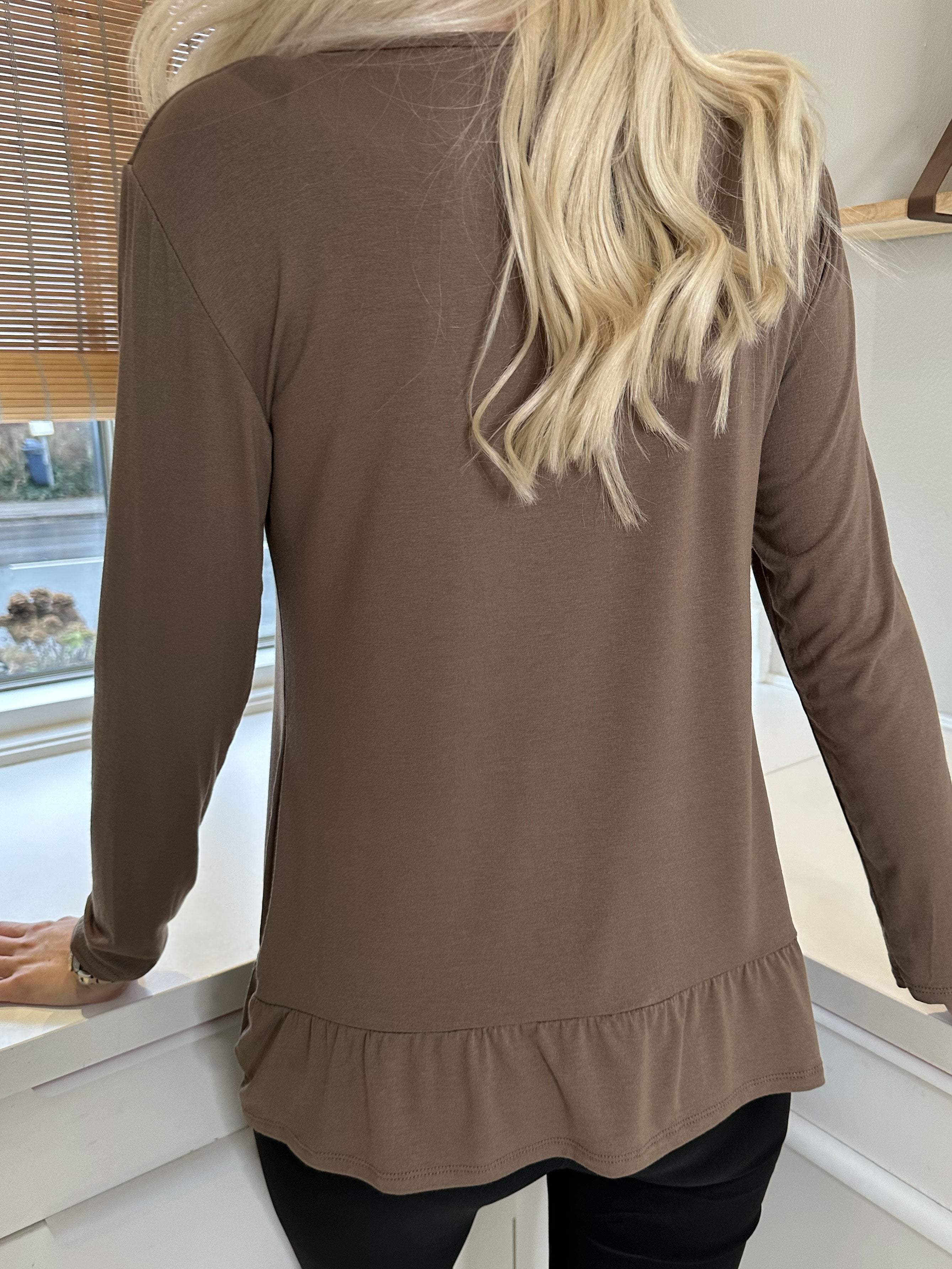 Sina - Mjuk basblus med volangkant