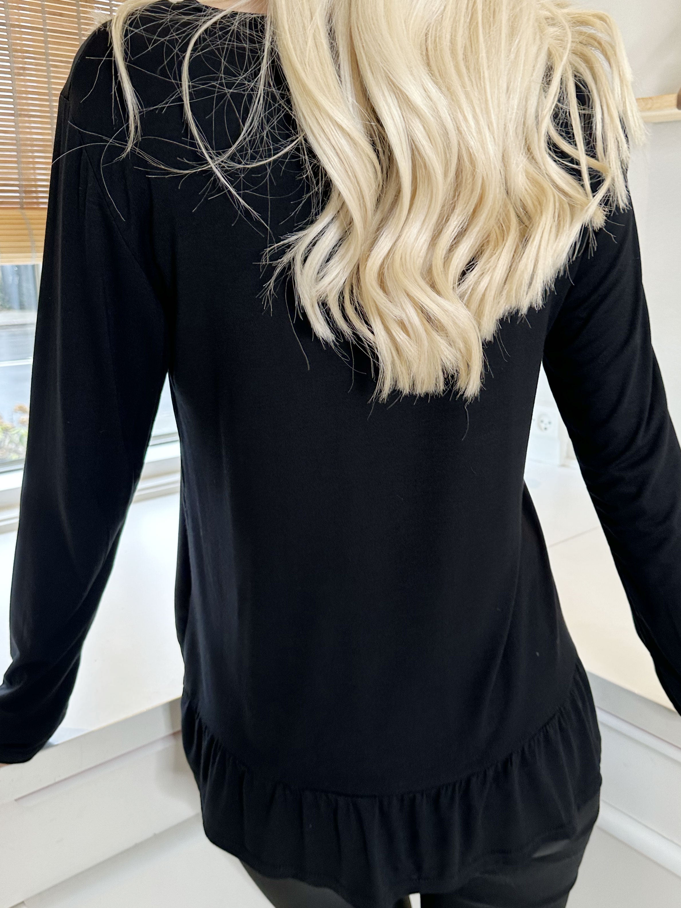 Sina - Mjuk basblus med volangkant