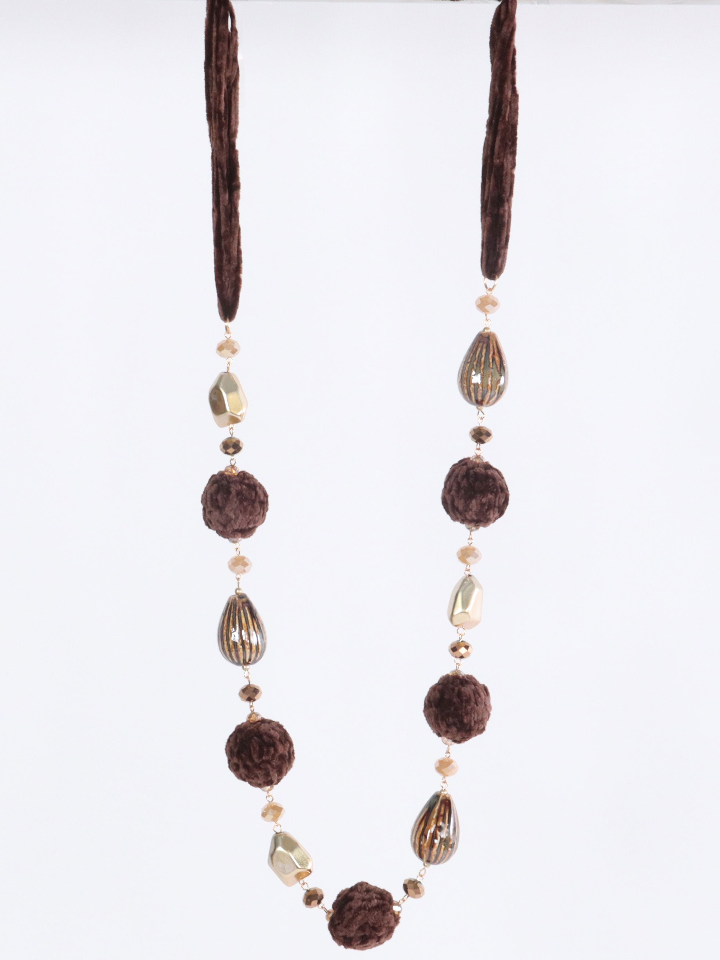 Slavica - Halsband i svart sammet med grå och guldfärgade pärlor