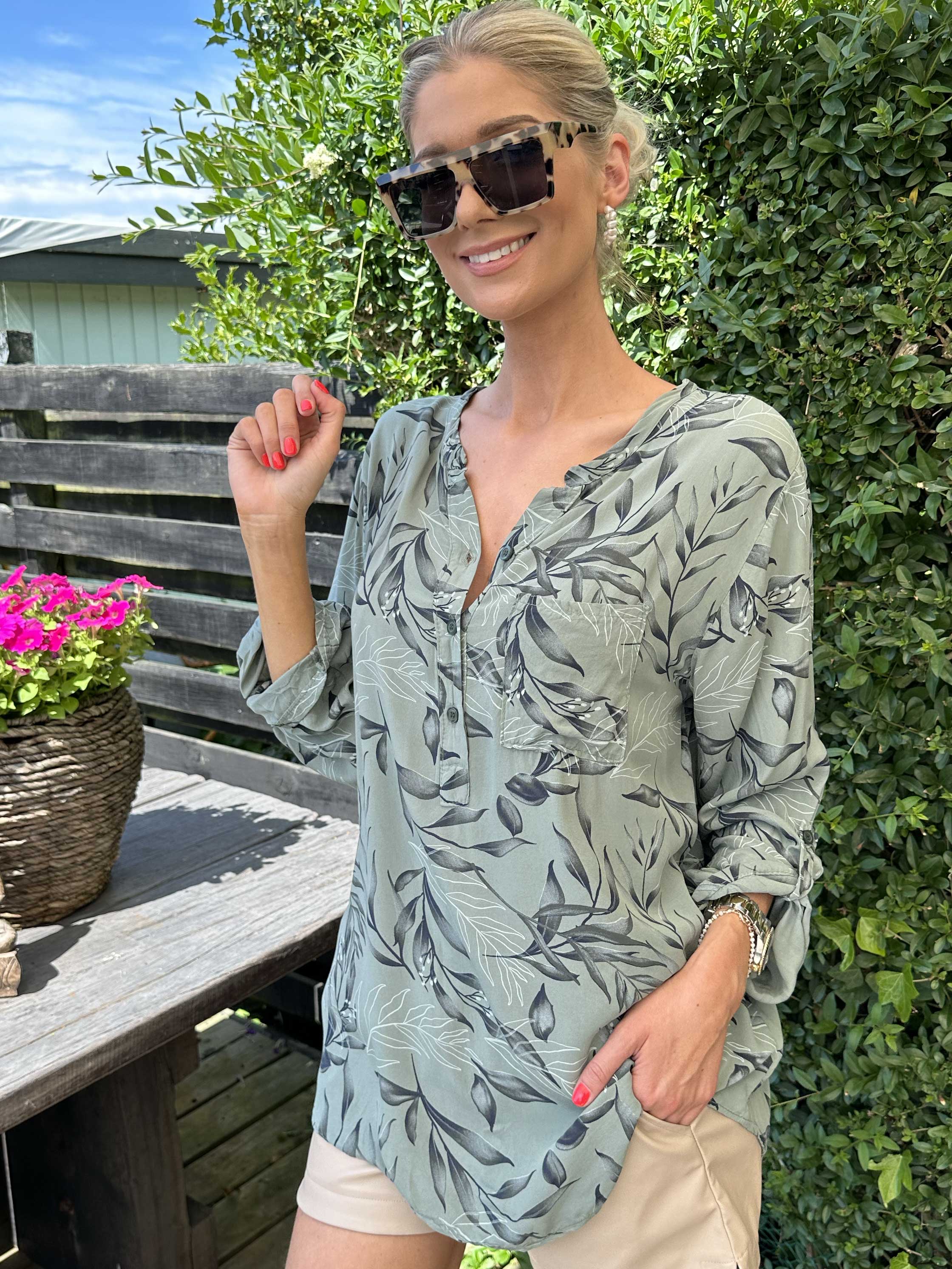 Sne - Skjorta i fin bomull med bladmotiv - Black