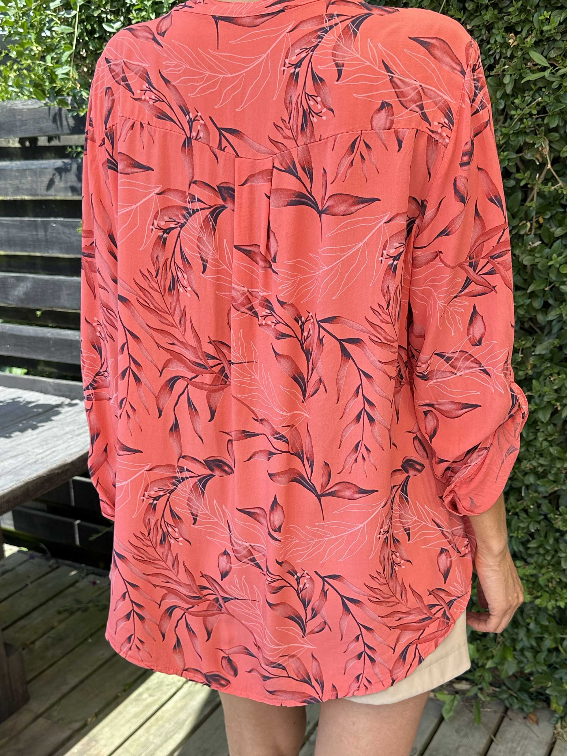 Sne - Skjorta i fin bomull med bladmotiv