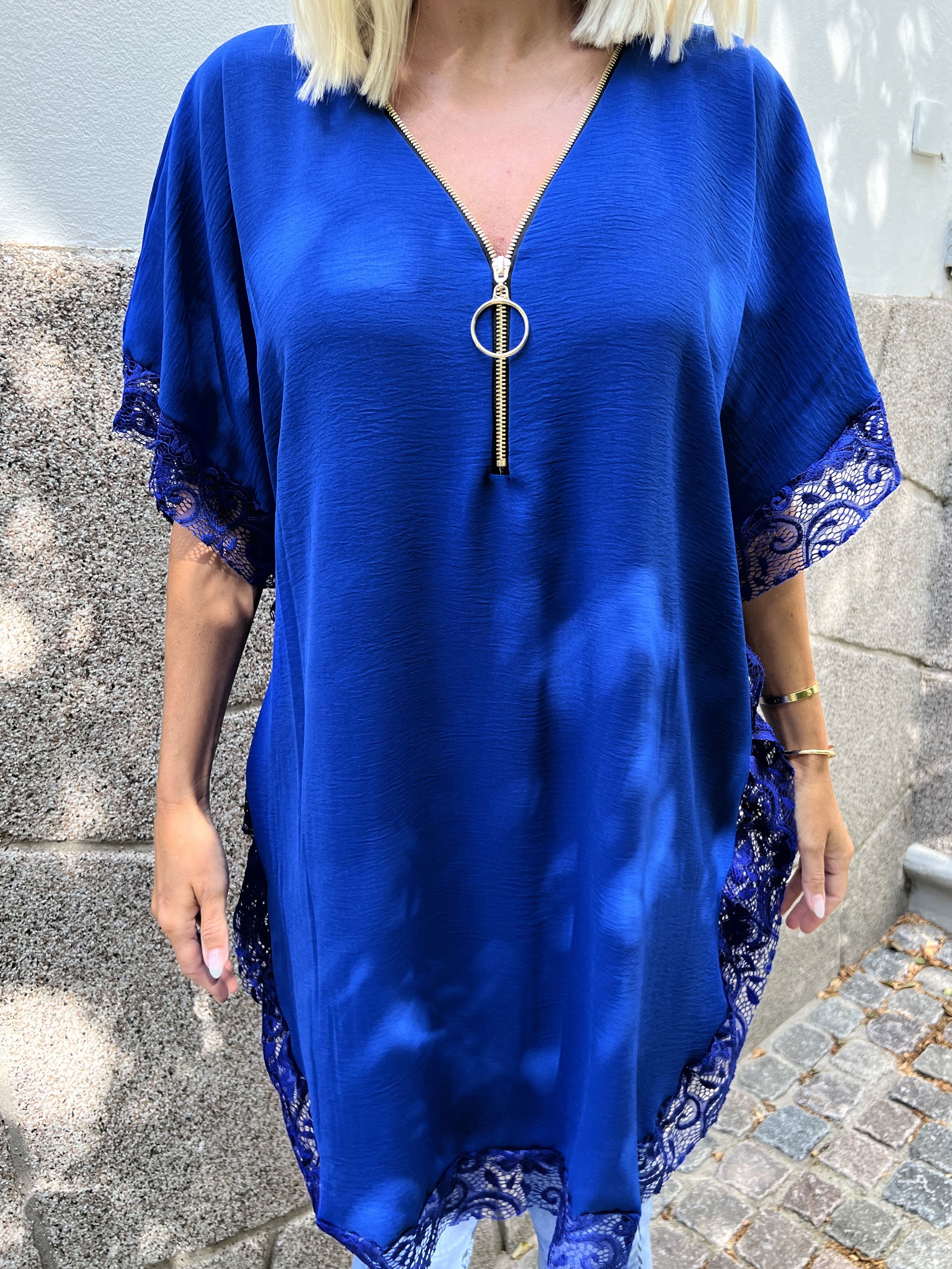 Sofie - Oversize tunika med dragkedja och spets