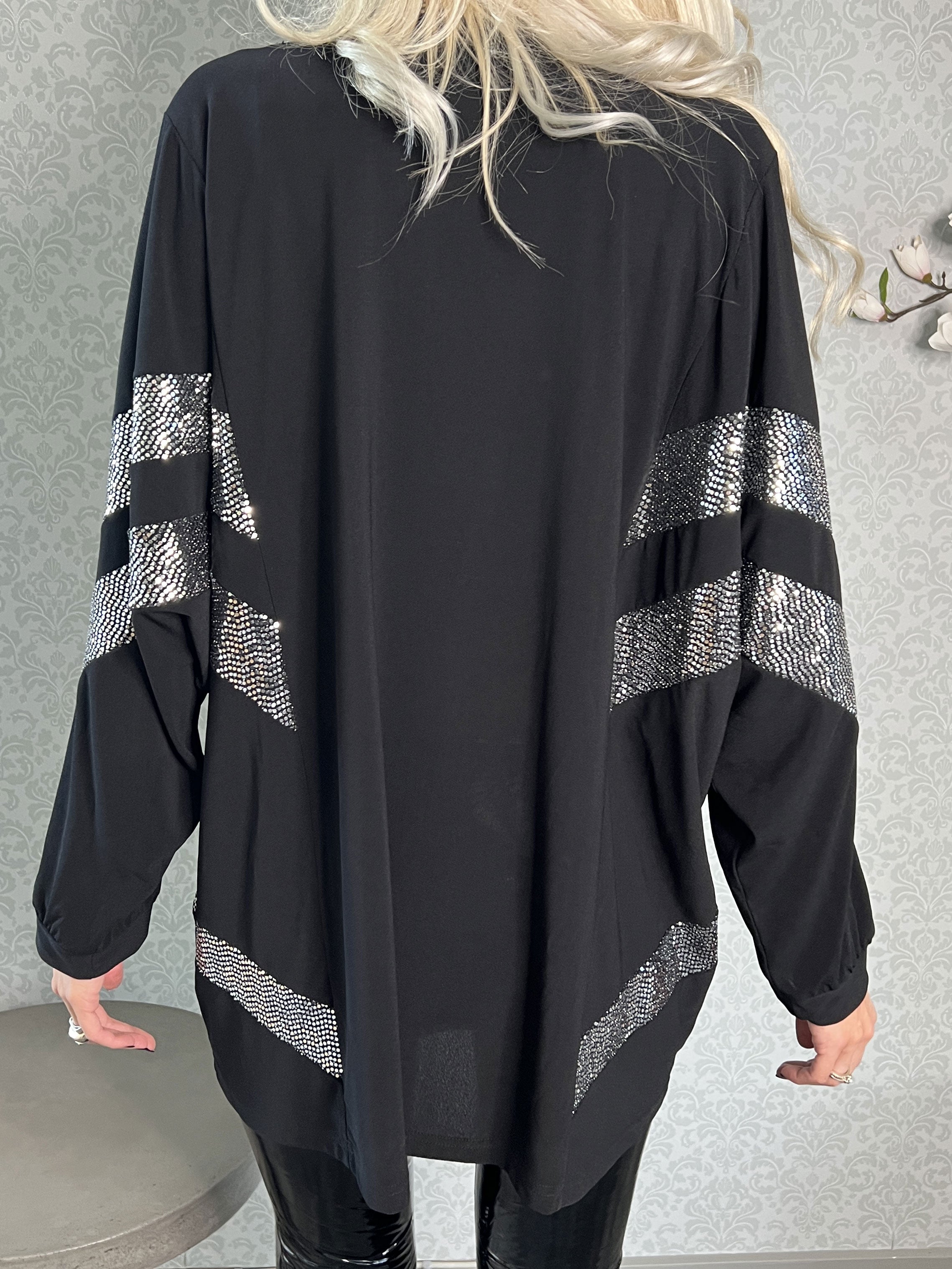 Solana - Svart blus med glimmer och fladdermusärmar