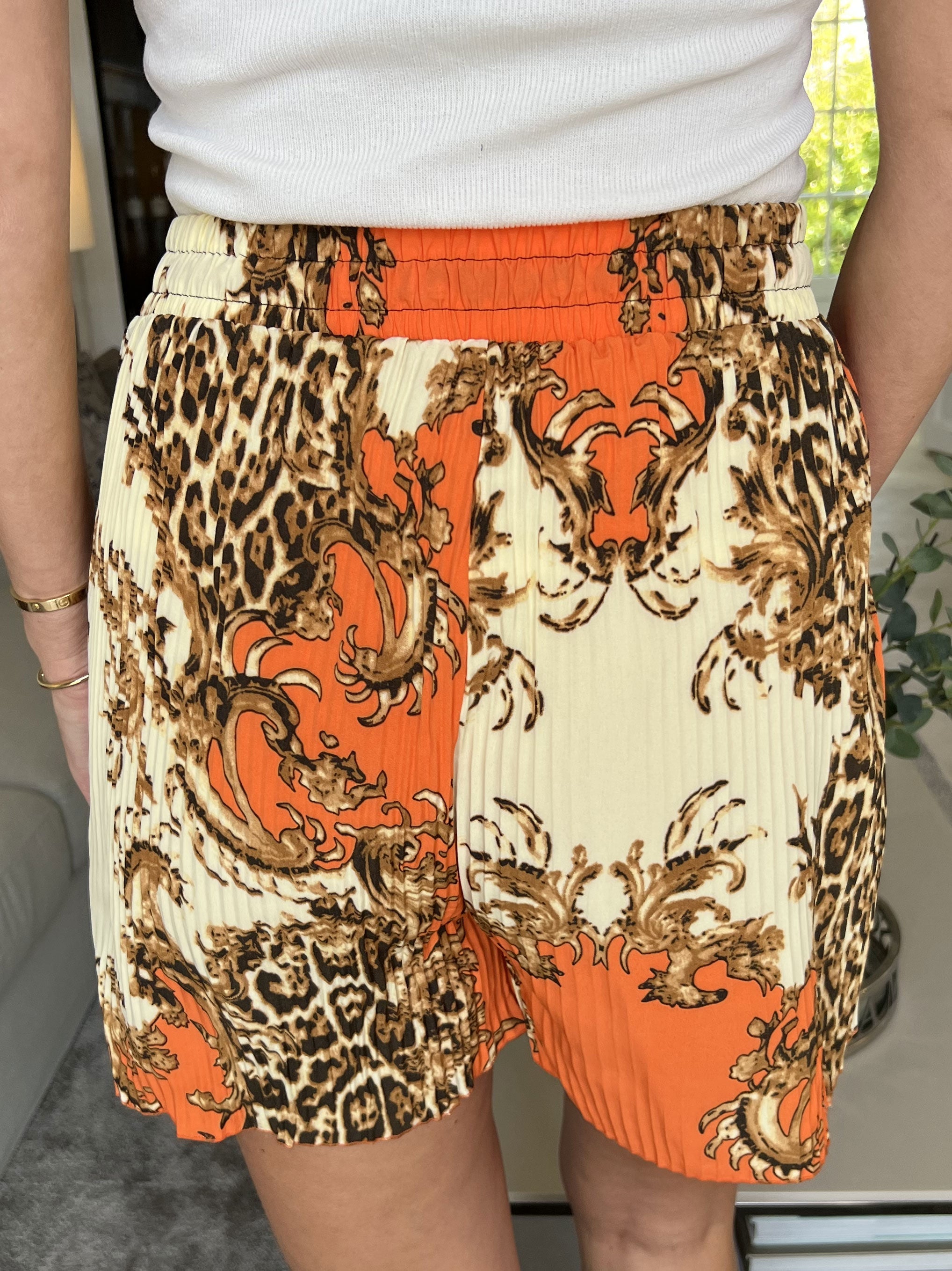 Sophia Short - Söta plisserade shorts med resår i midjan - Camel