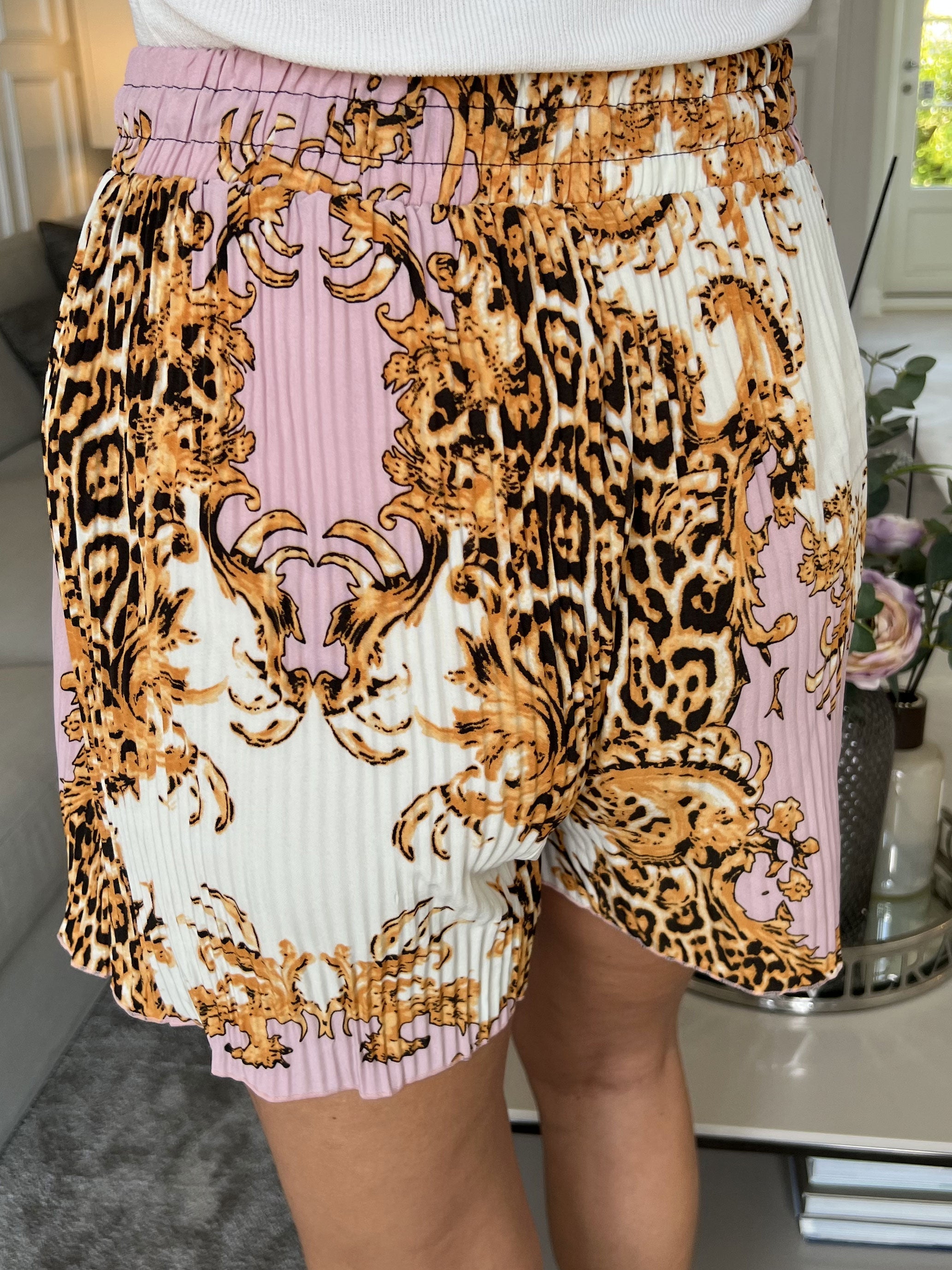 Sophia Short - Söta plisserade shorts med resår i midjan - Rose