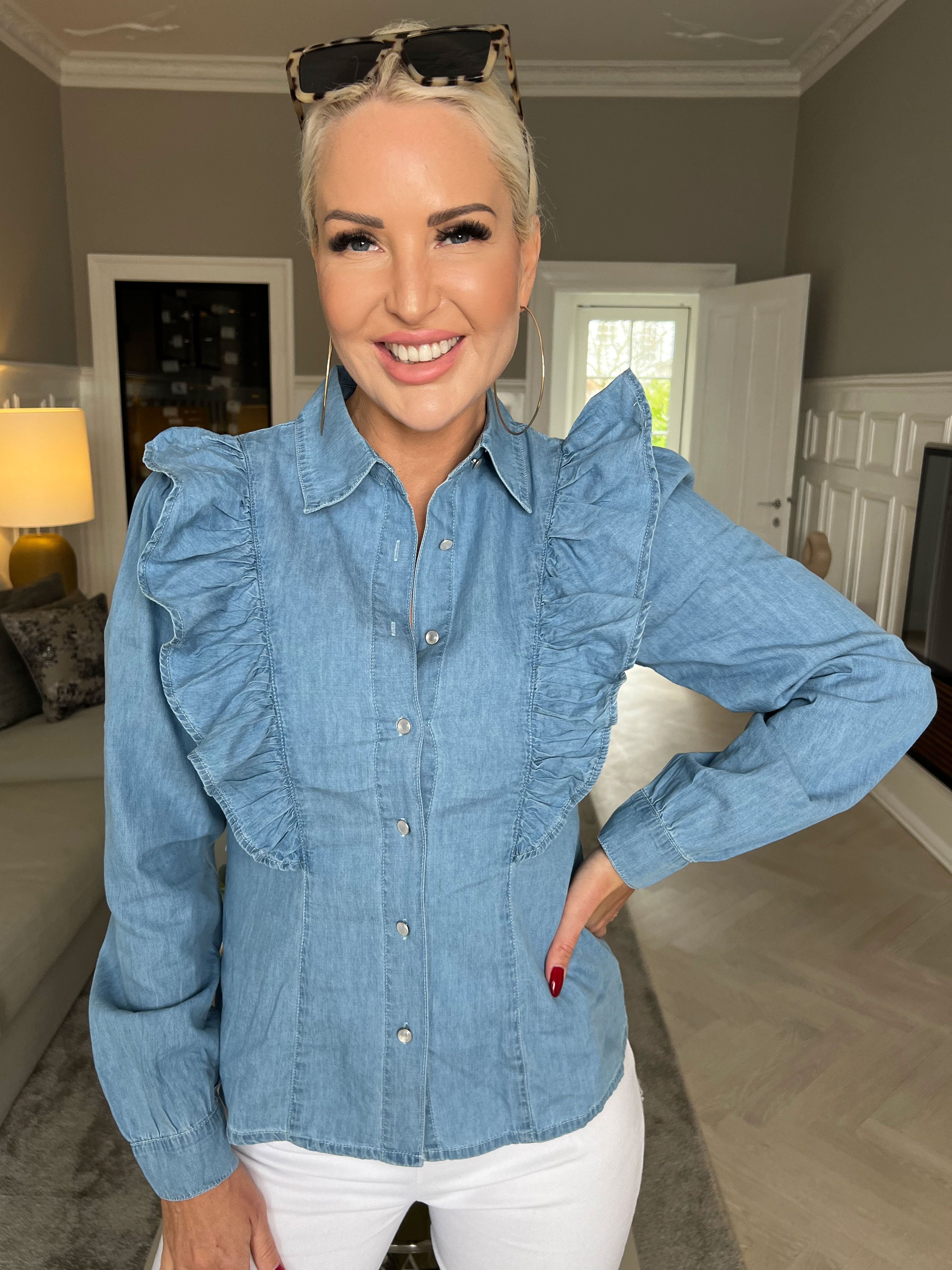 Stefanie - Fin skjorta med volanger i denimlook - Denim