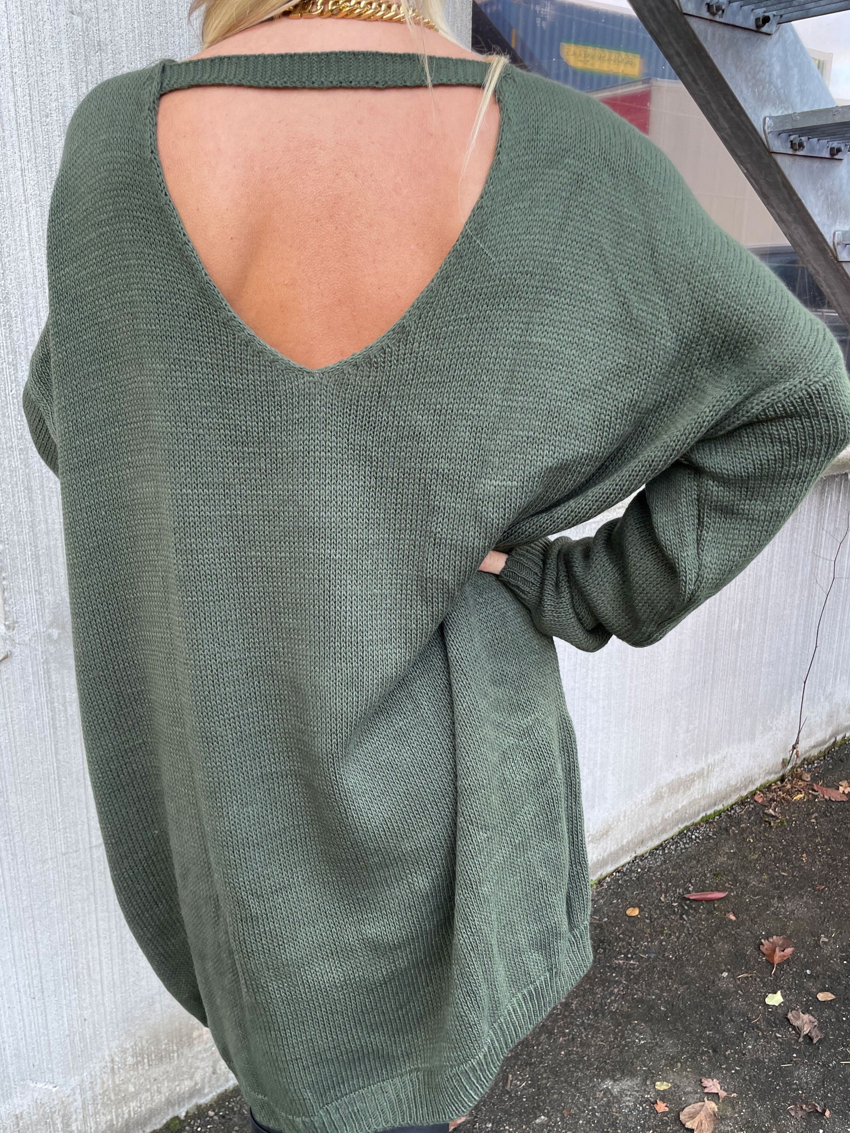 Stella - Enkel stickad klänning med djup rygg