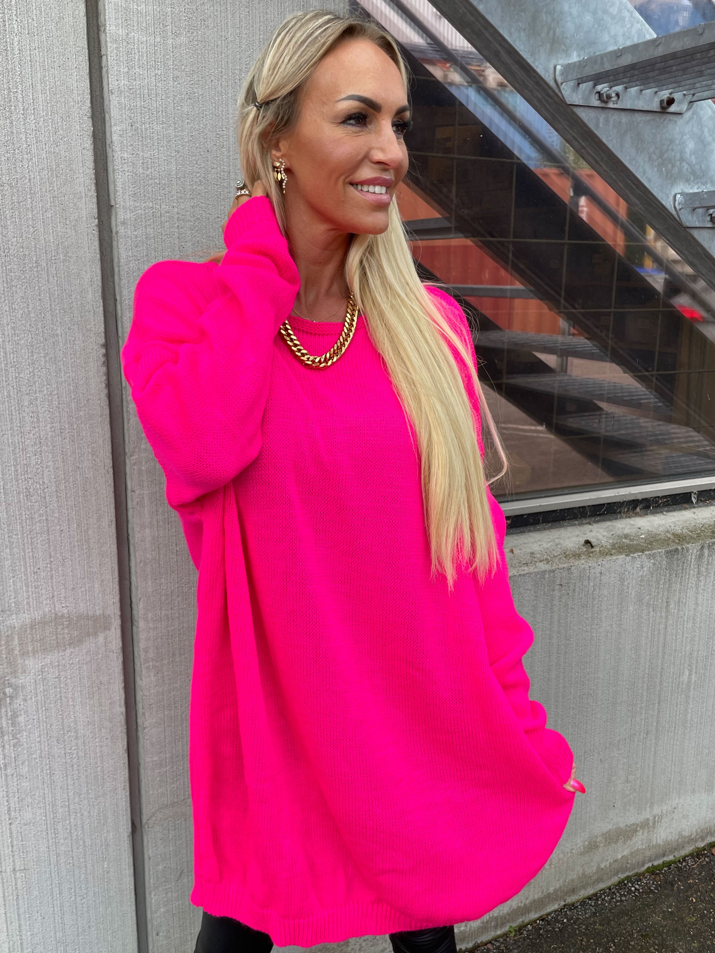 Stella - Enkel stickad klänning med djup rygg - Army