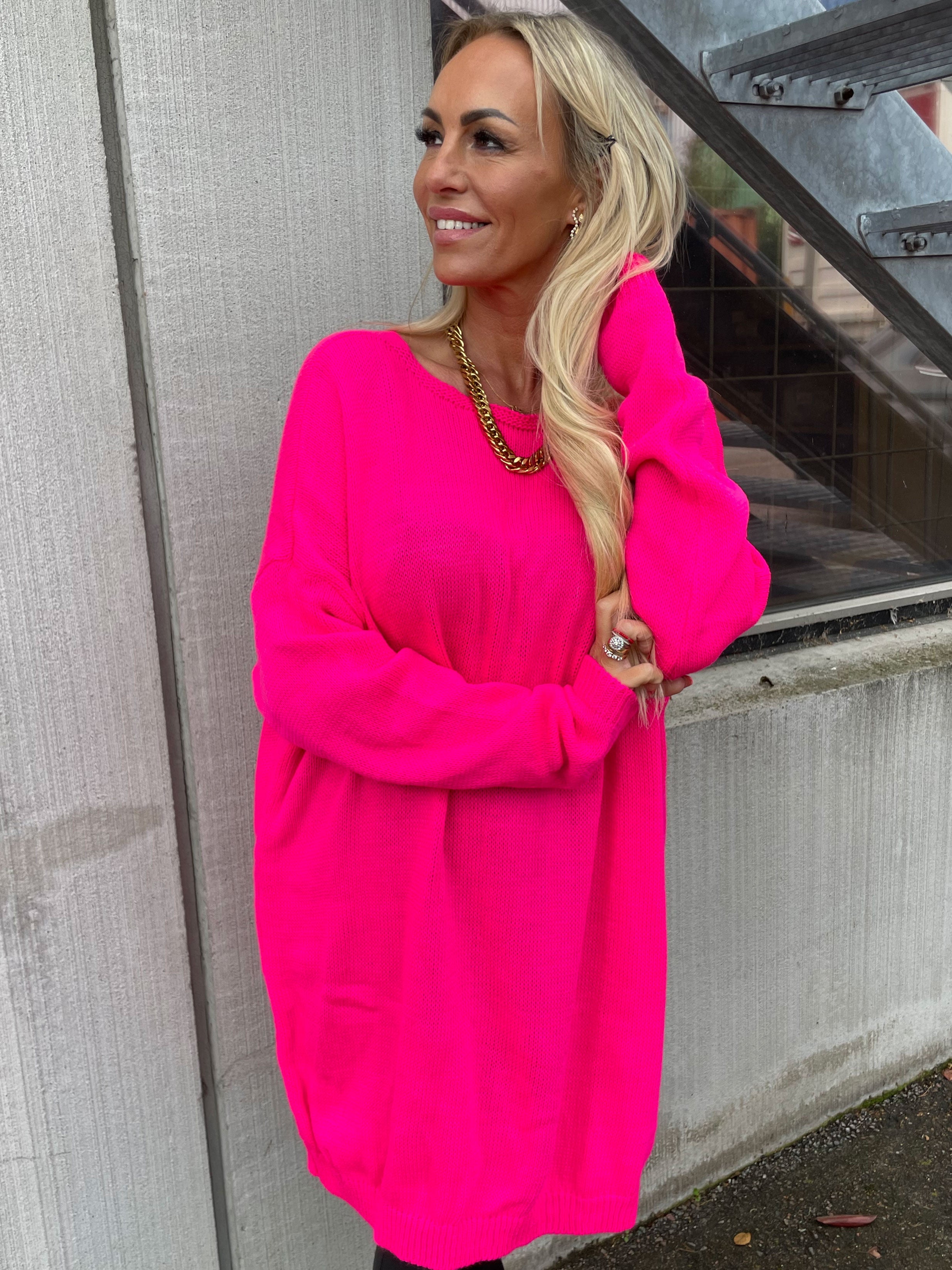 Stella - Enkel stickad klänning med djup rygg