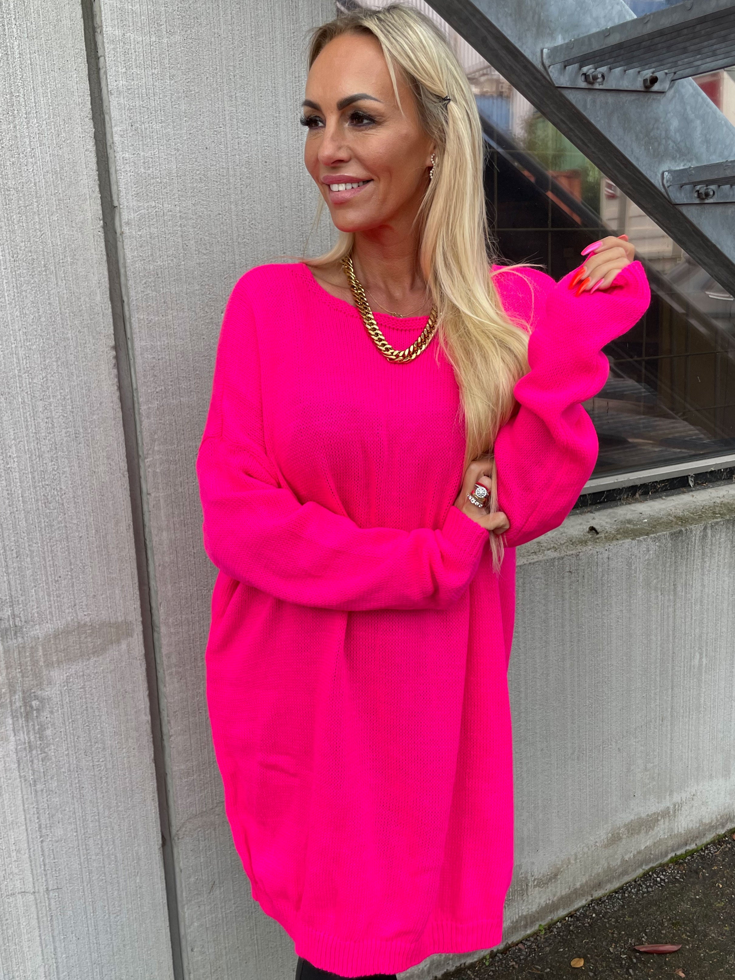 Stella - Enkel stickad klänning med djup rygg