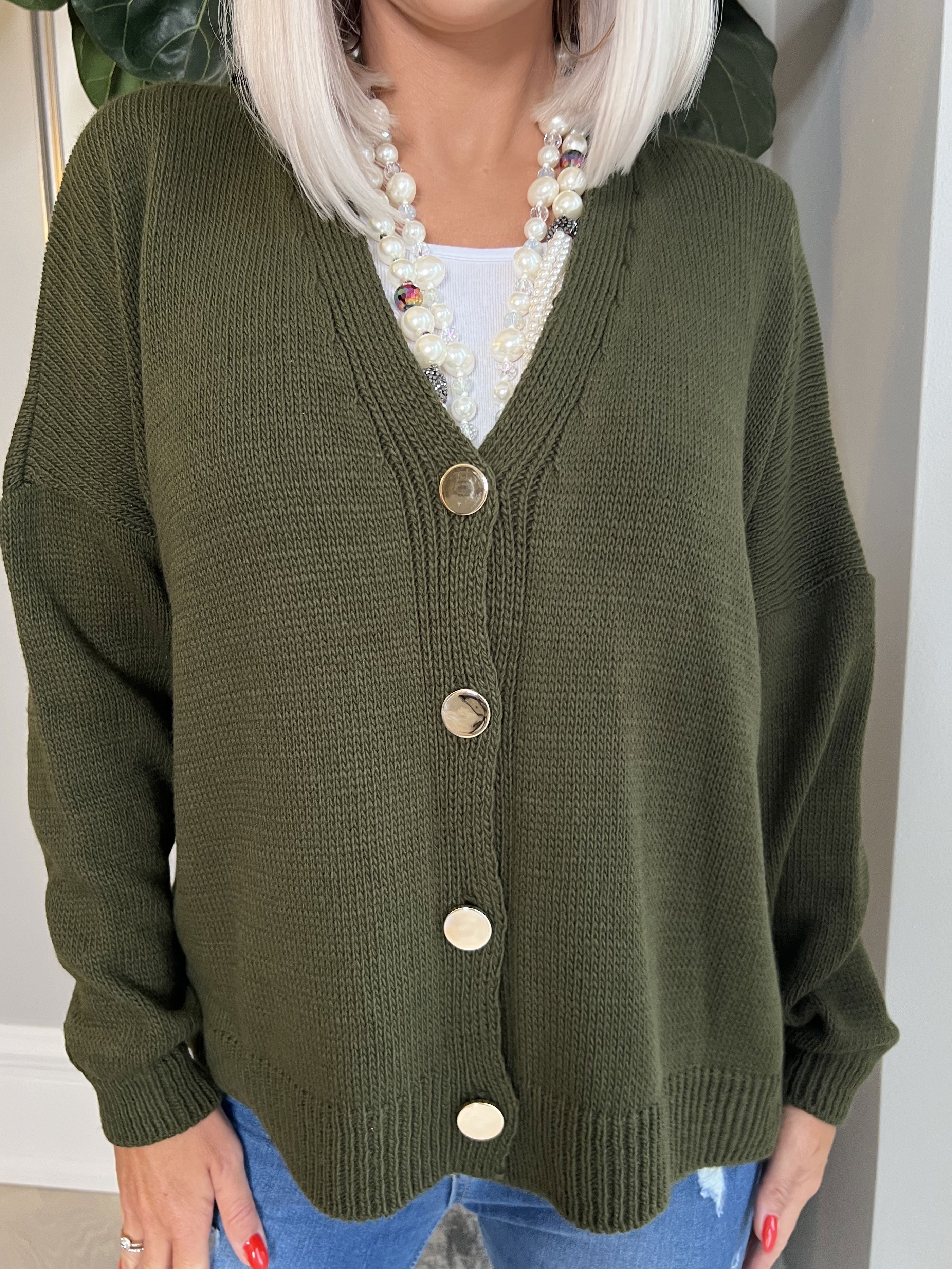 Susana - Kort stickad kofta med glänsande knappar