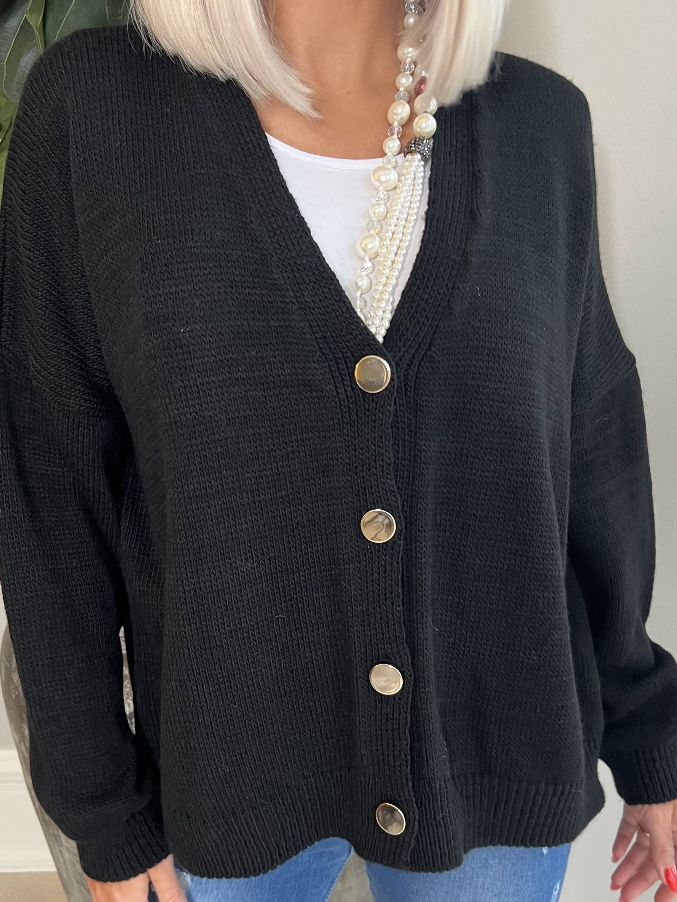 Susana - Kort stickad kofta med glänsande knappar