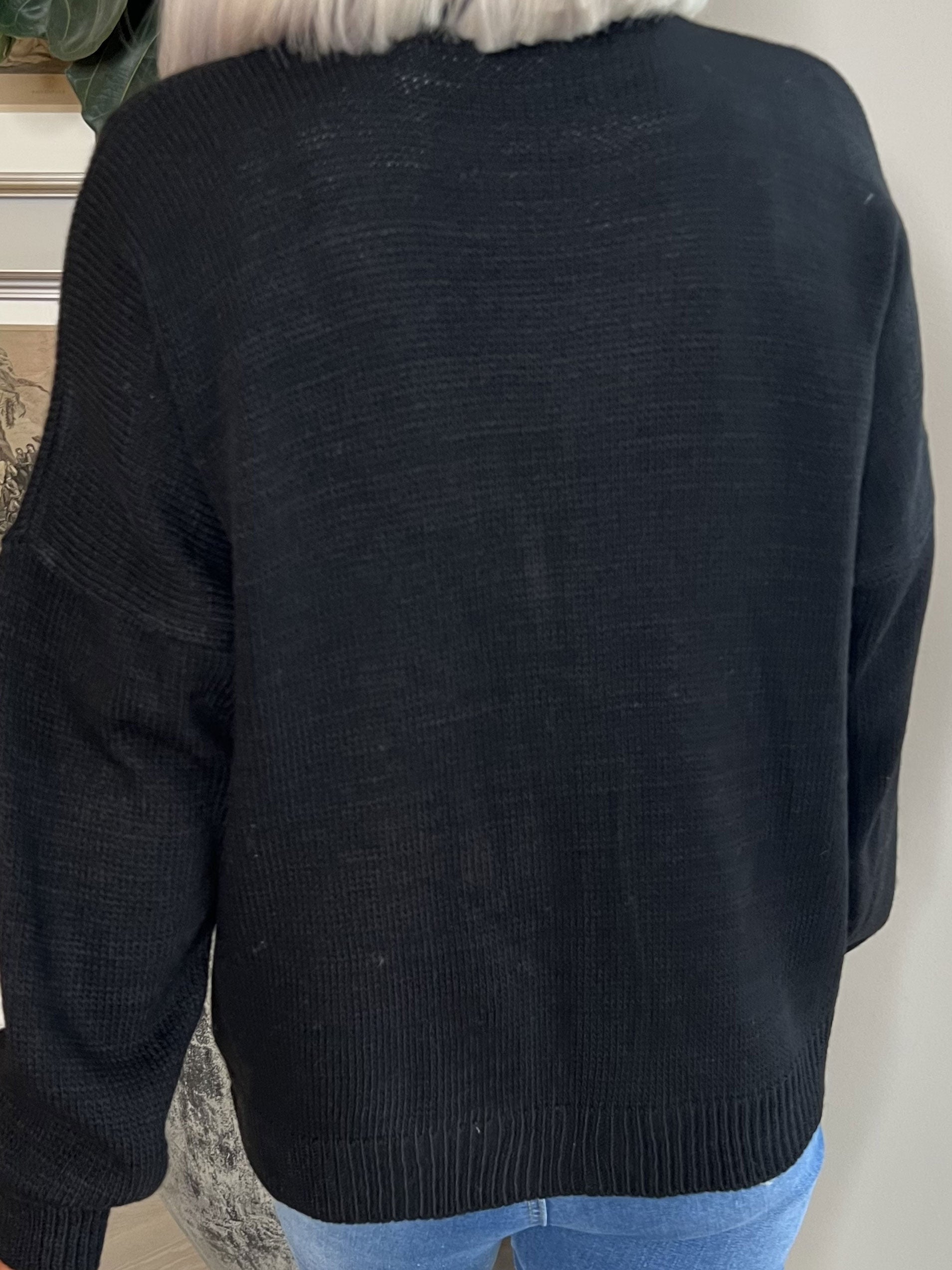 Susana - Kort stickad kofta med glänsande knappar