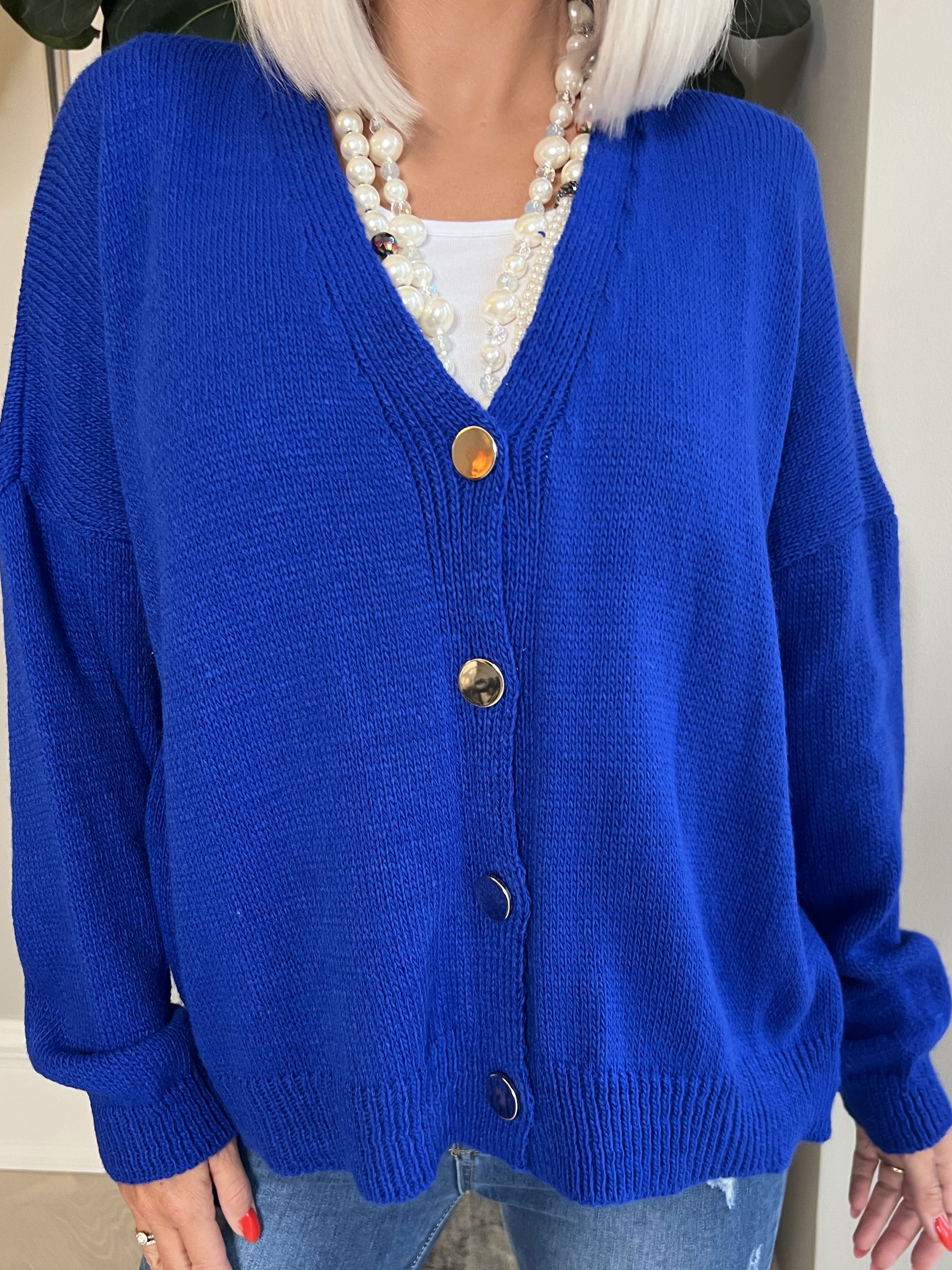 Susana - Kort stickad kofta med glänsande knappar