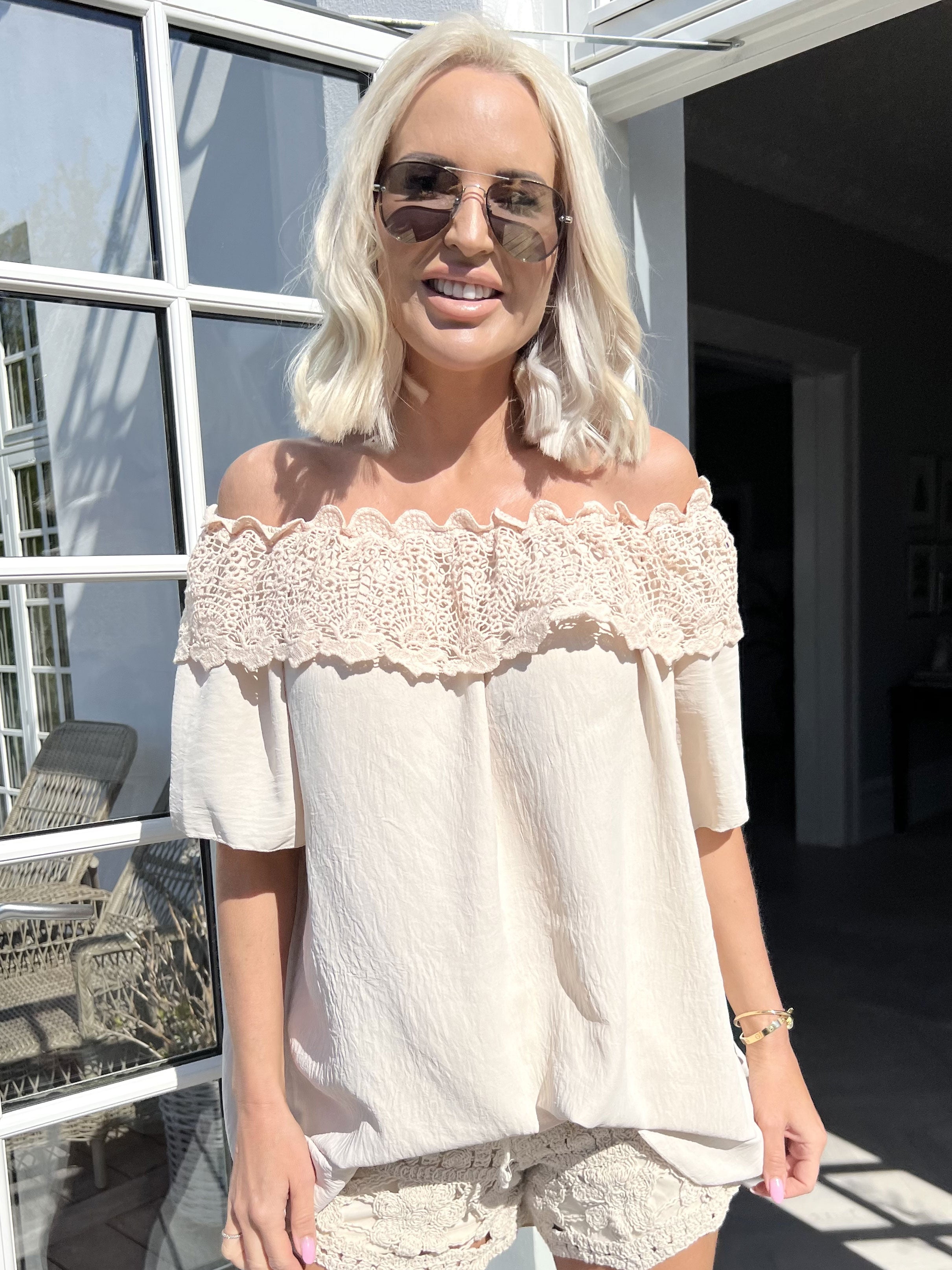 Sydney - Söt tunika utan axlar med broderier - Black