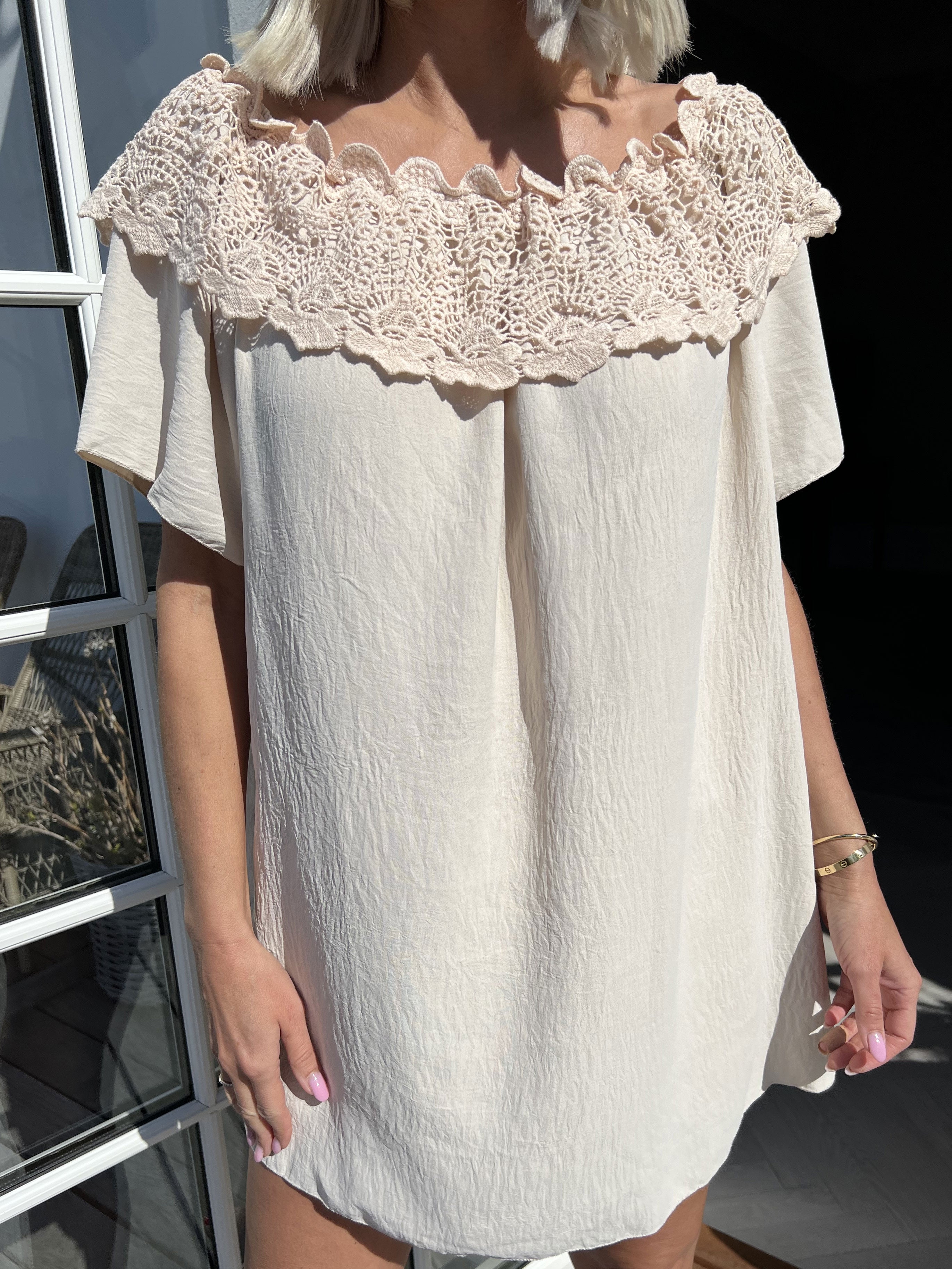 Sydney - Söt tunika utan axlar med broderier - Beige