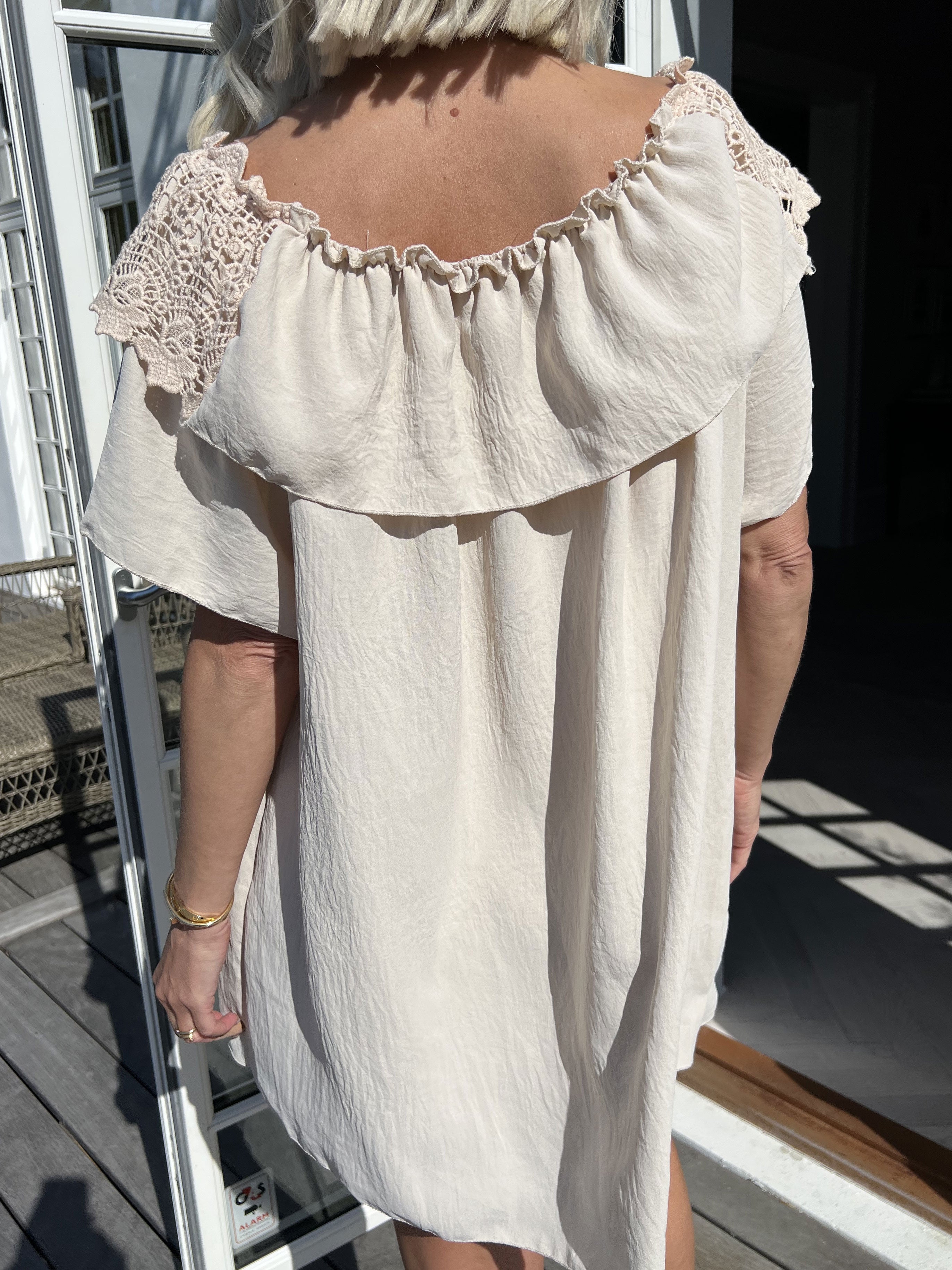 Sydney - Söt tunika utan axlar med broderier - Pink