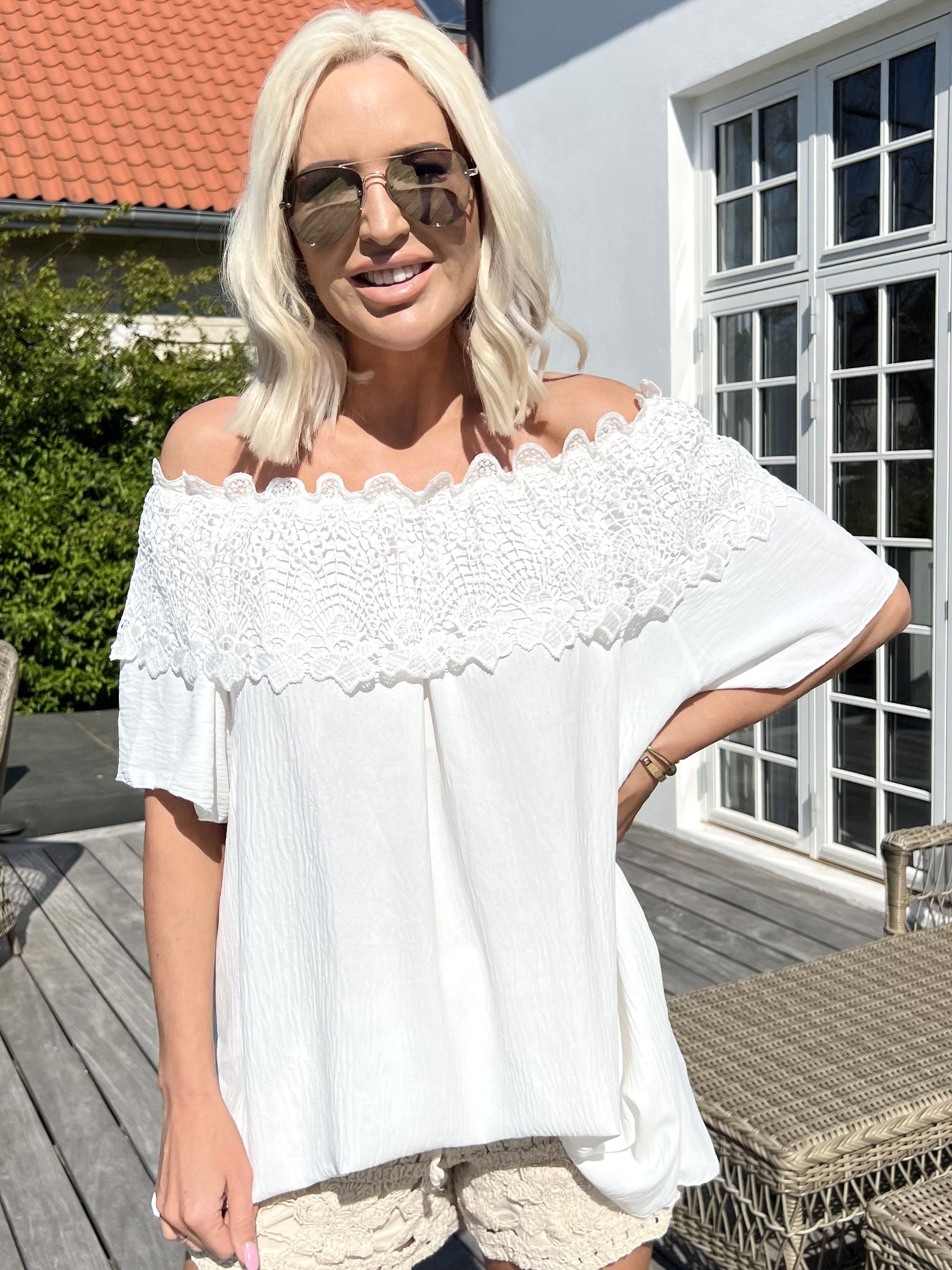 Sydney - Söt tunika utan axlar med broderier - White