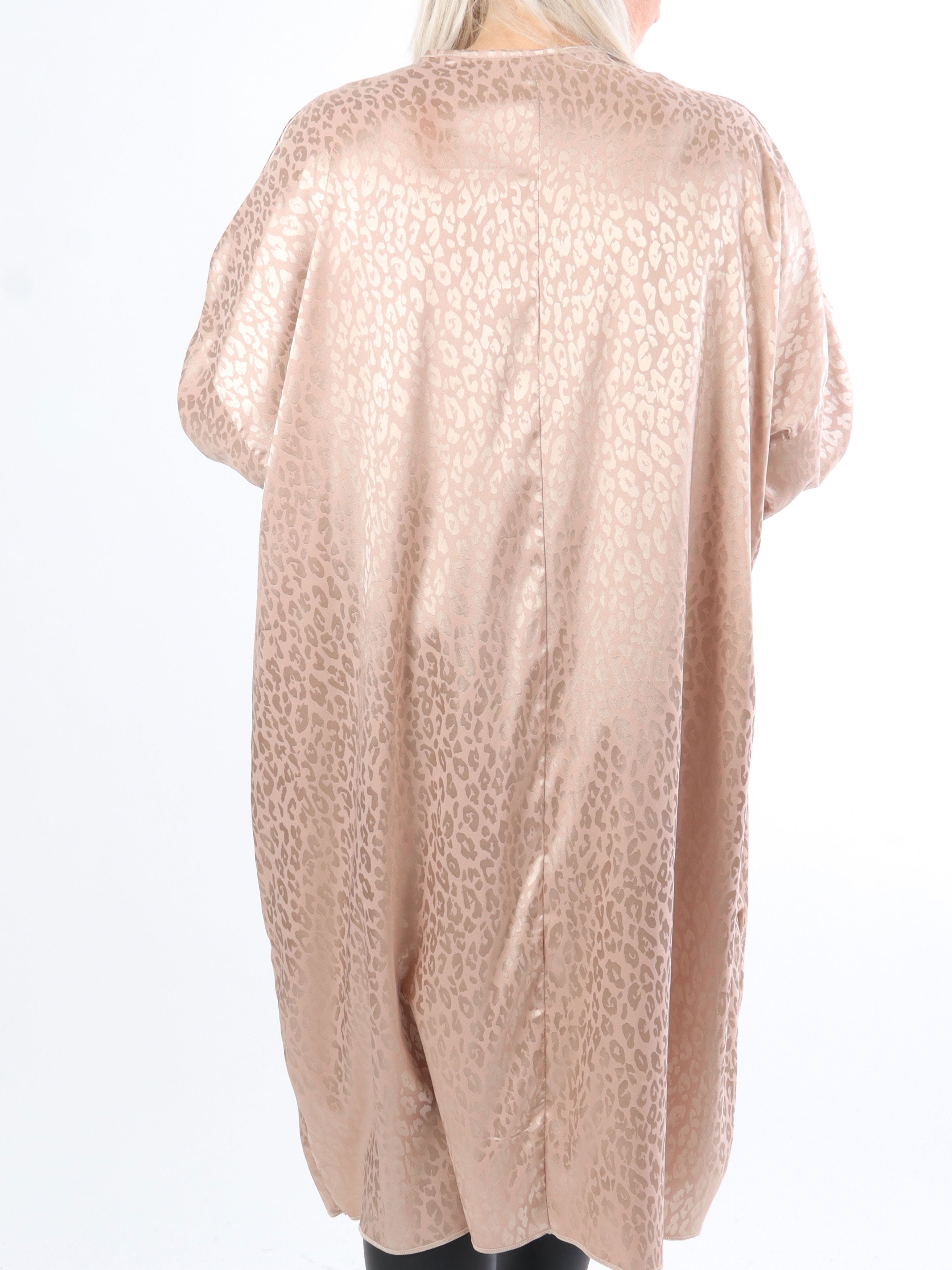 Telly - Plus size tunika med leopardfläckar i silkelook