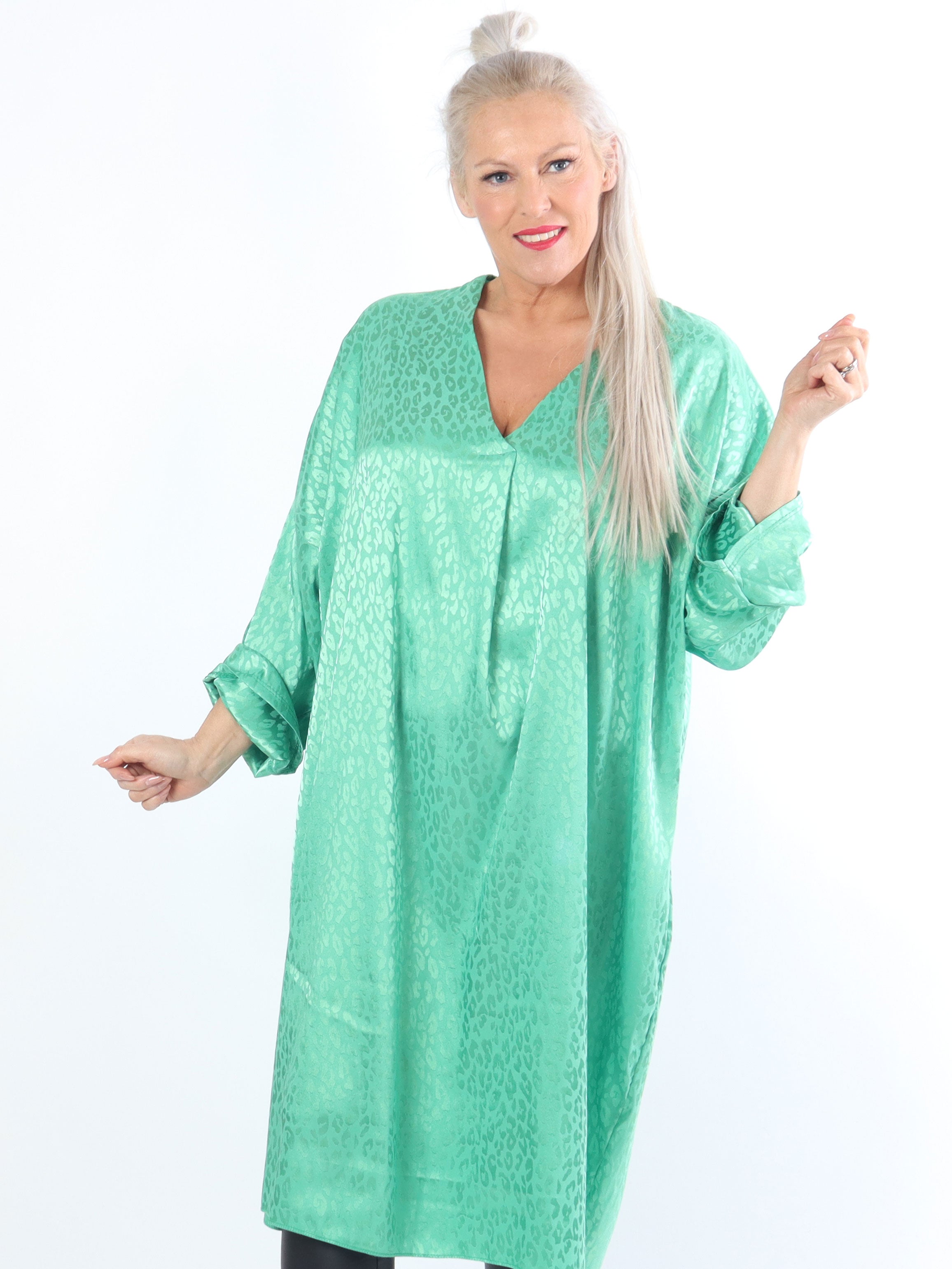 Telly - Plus size tunika med leopardfläckar i silkelook