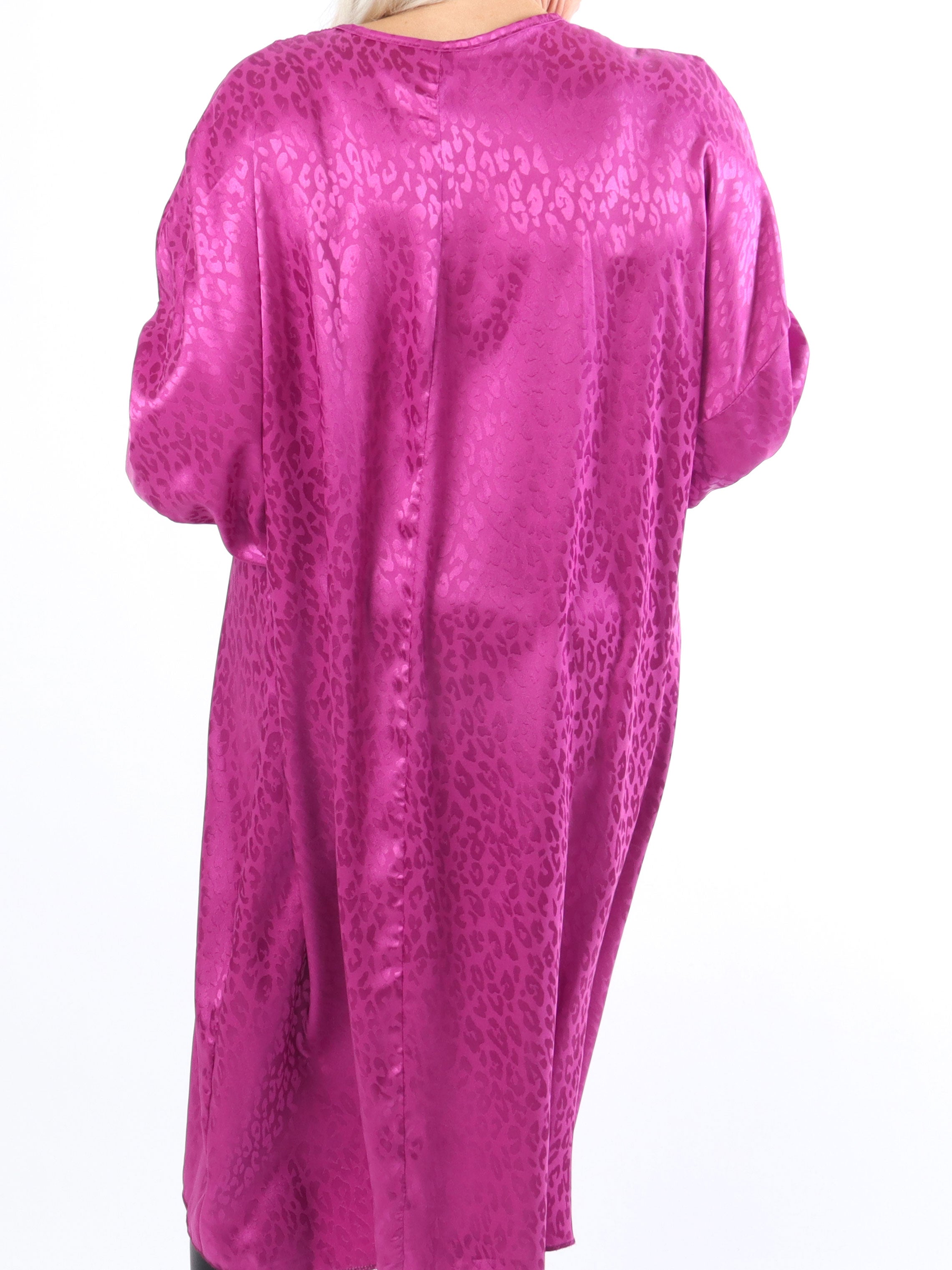 Telly - Plus size tunika med leopardfläckar i silkelook - Beige