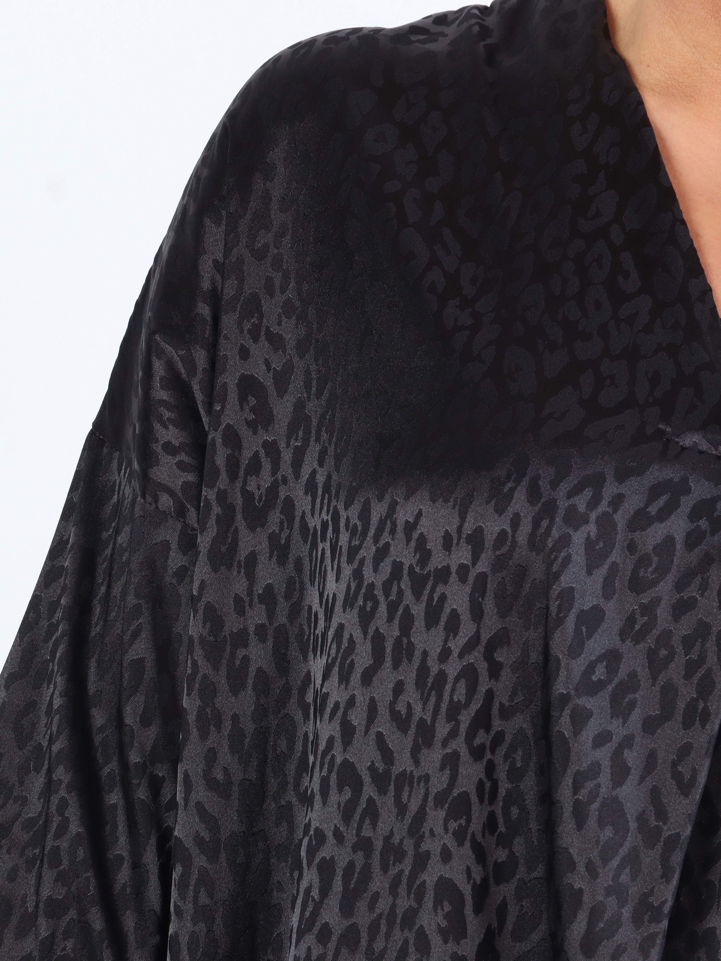 Telly - Plus size tunika med leopardfläckar i silkelook