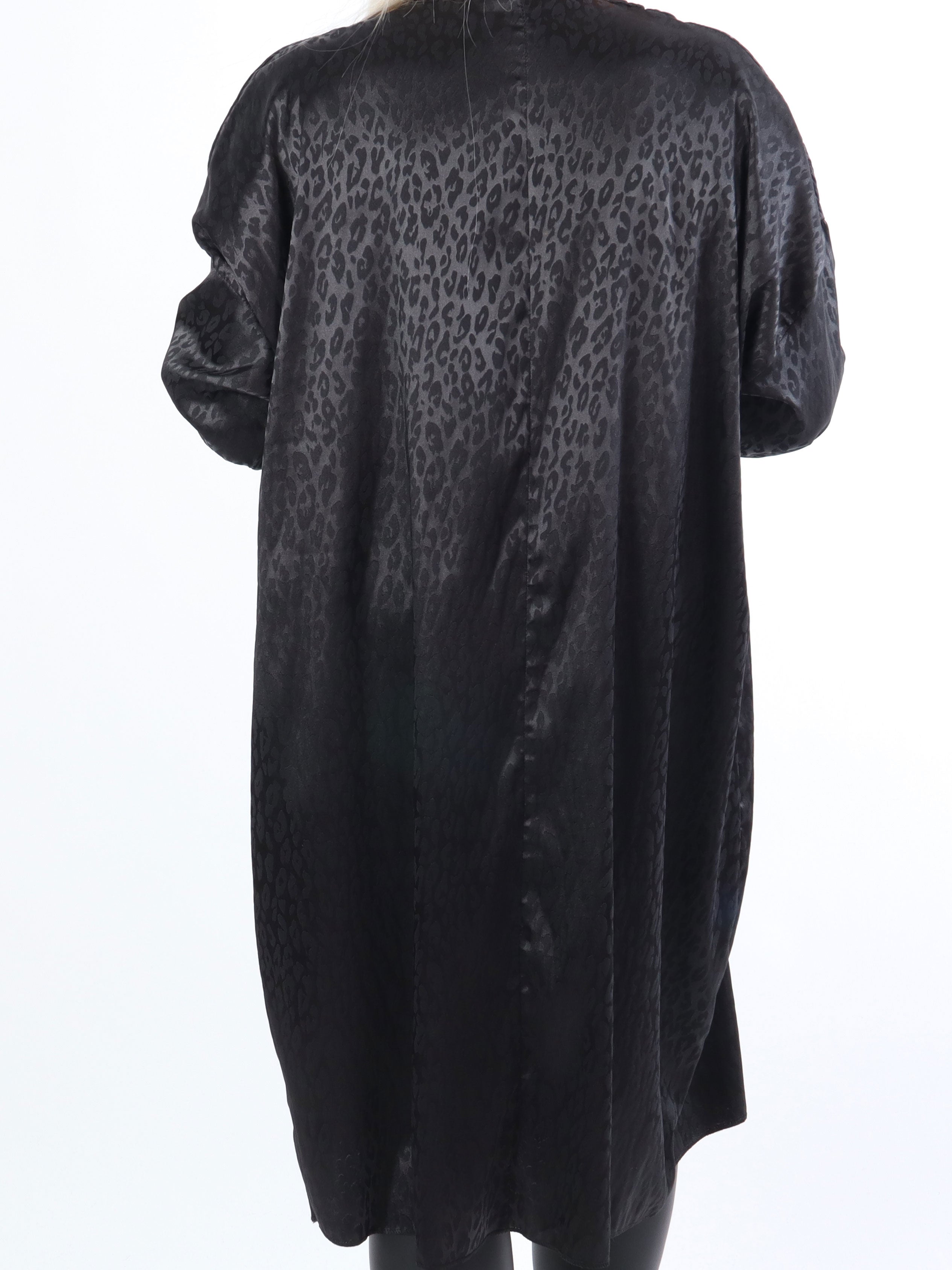 Telly - Plus size tunika med leopardfläckar i silkelook