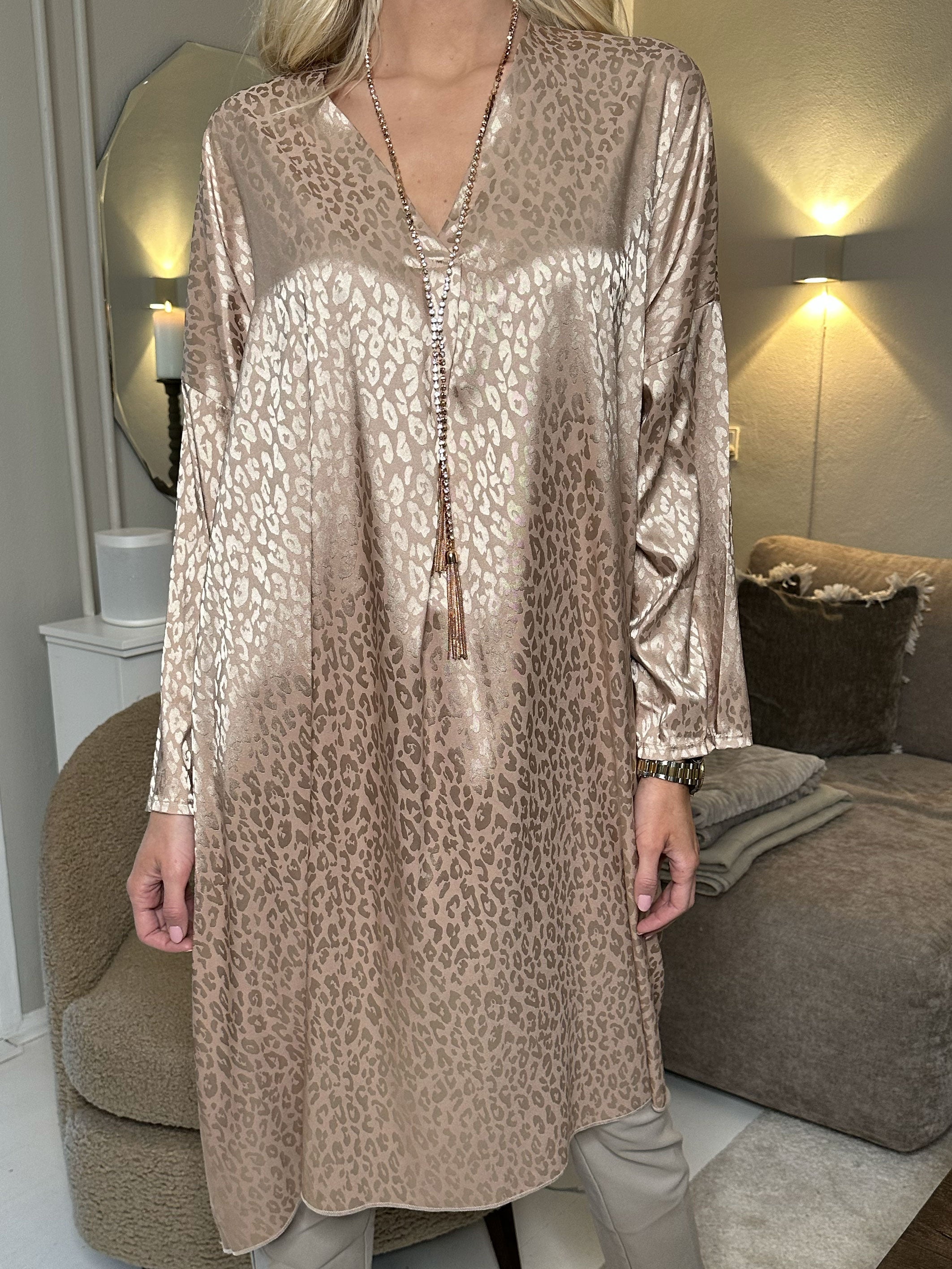 Telly - Tunica med leopardfläckar i silkeslook