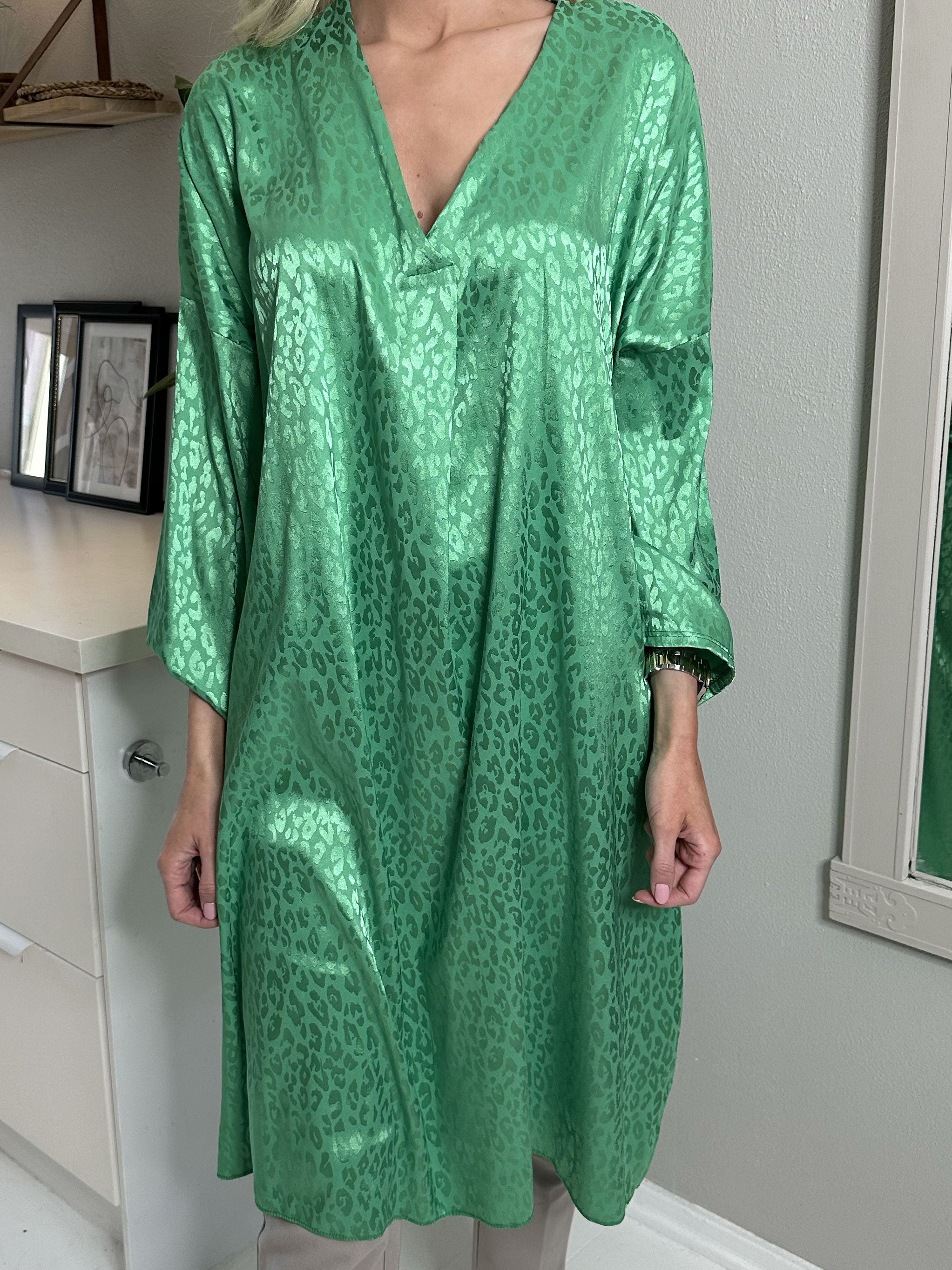 Telly - Tunica med leopardfläckar i silkeslook - Black