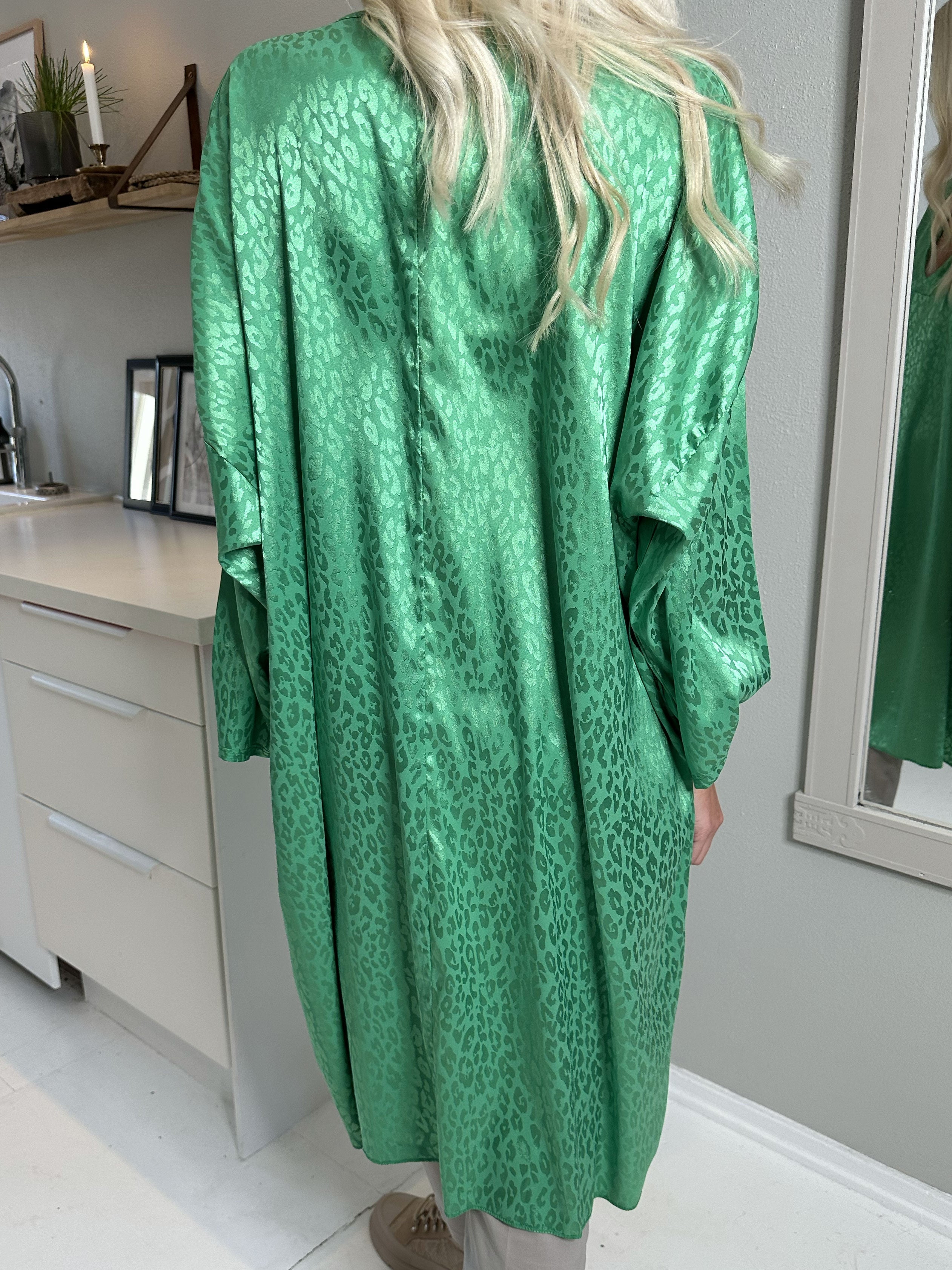 Telly - Tunica med leopardfläckar i silkeslook - Beige