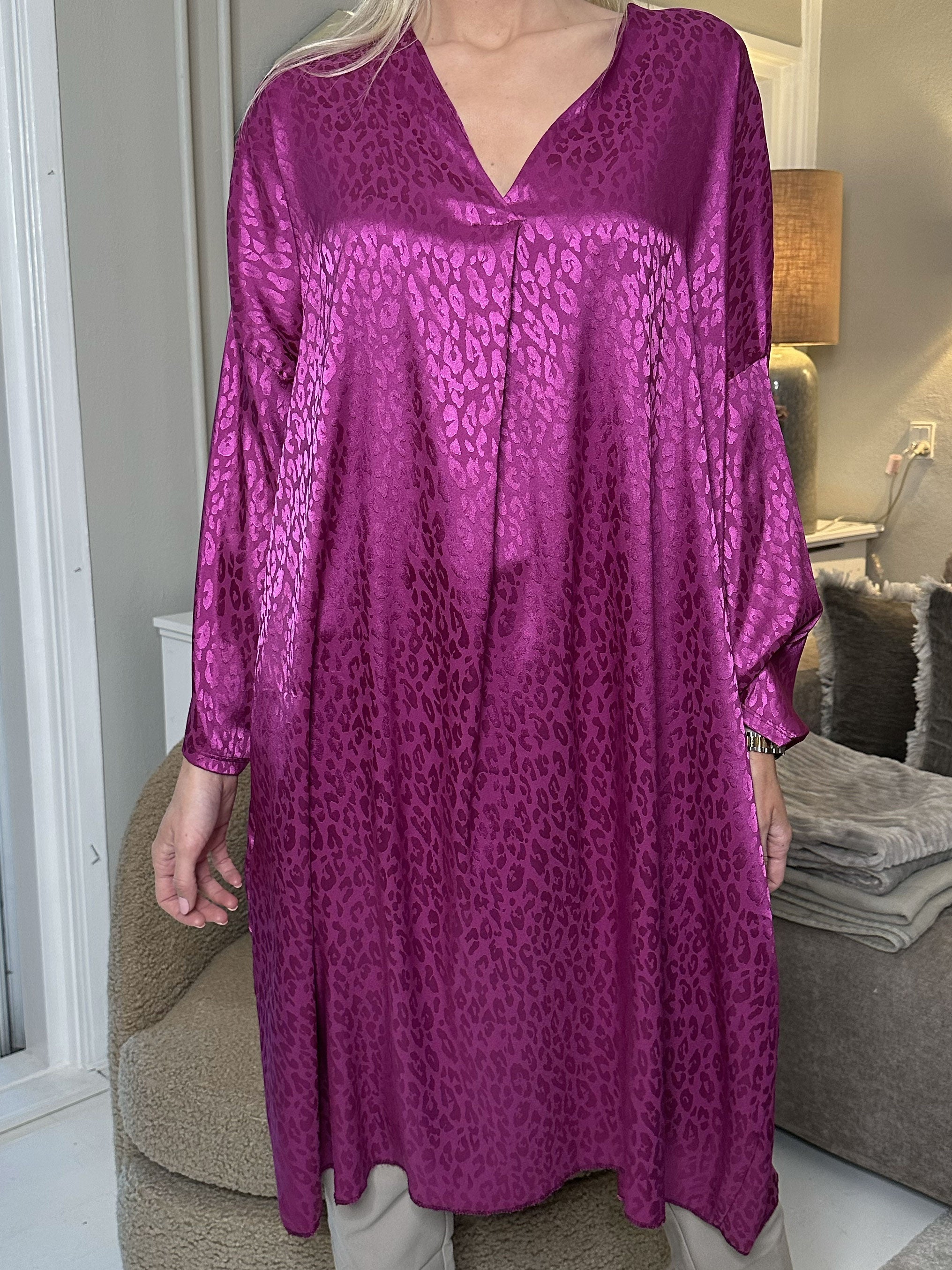 Telly - Tunica med leopardfläckar i silkeslook