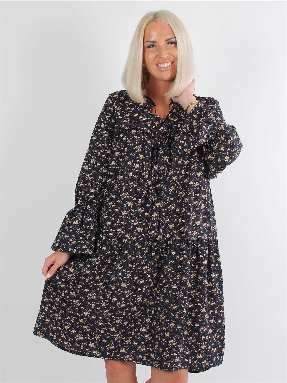 Tessa - Marinblå klänning med blommönster och söta ärmar