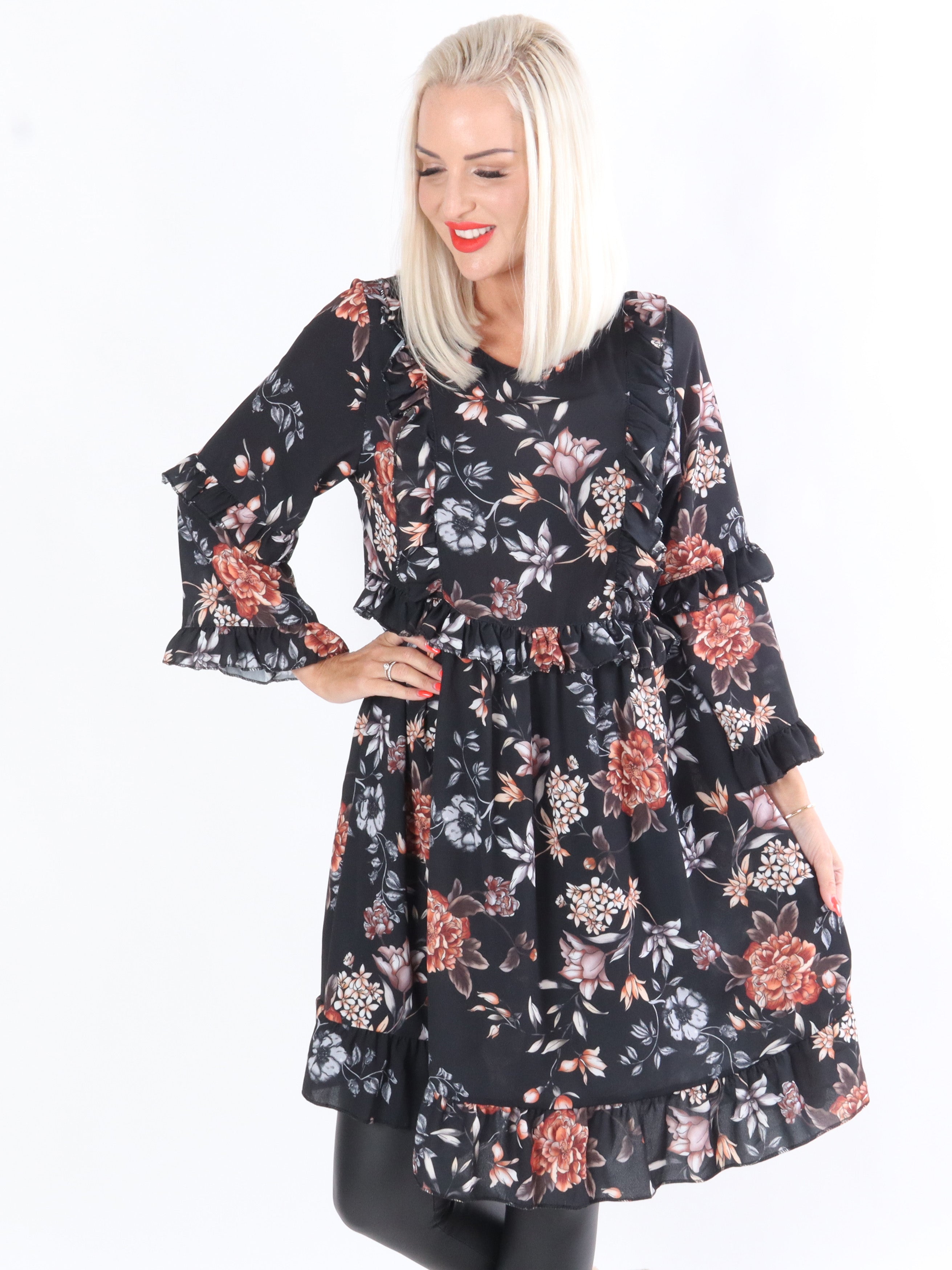 Thyra - Klänning med volangkanter framtill