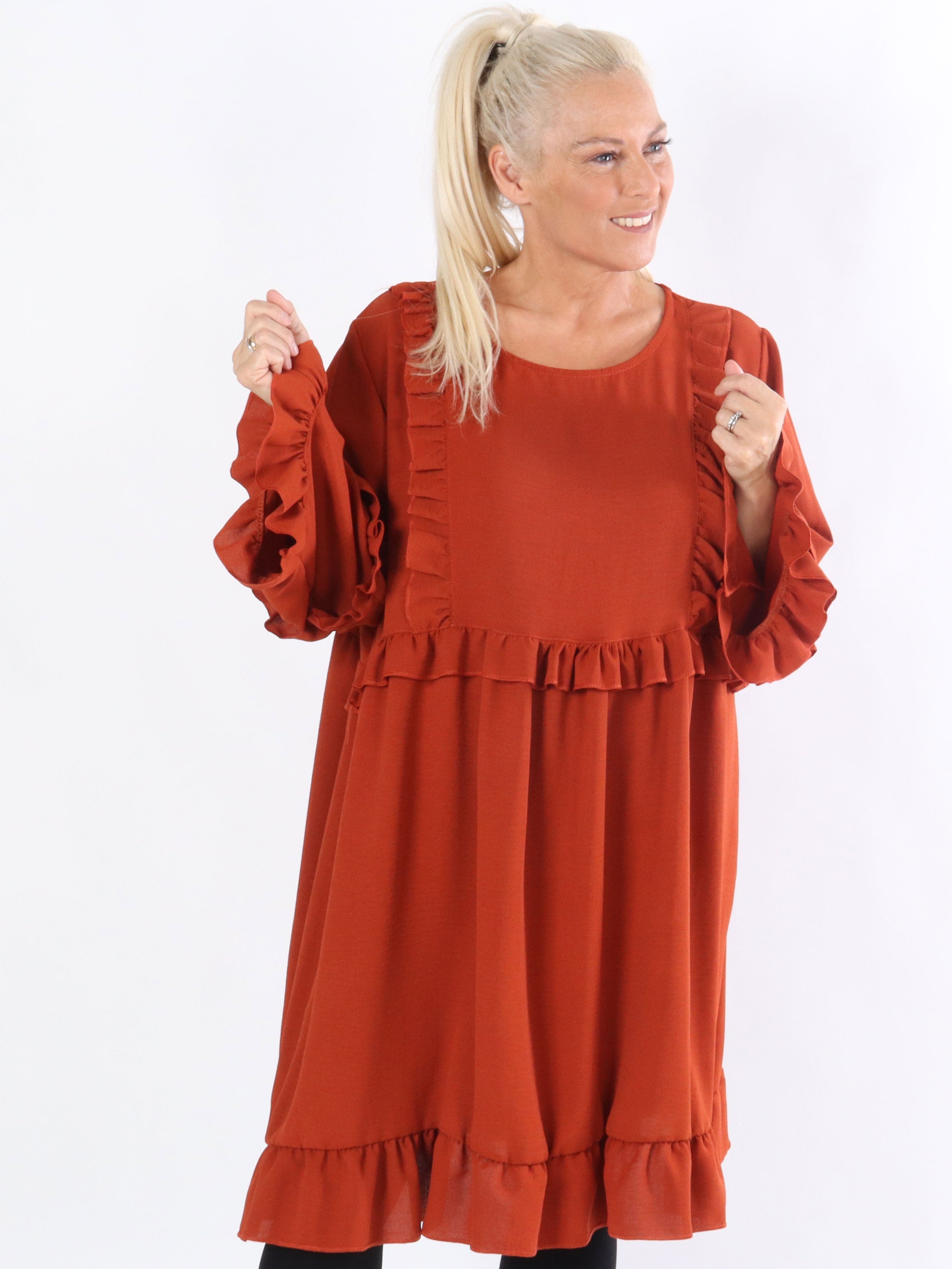 Thyra - Klänning med volangkanter framtill