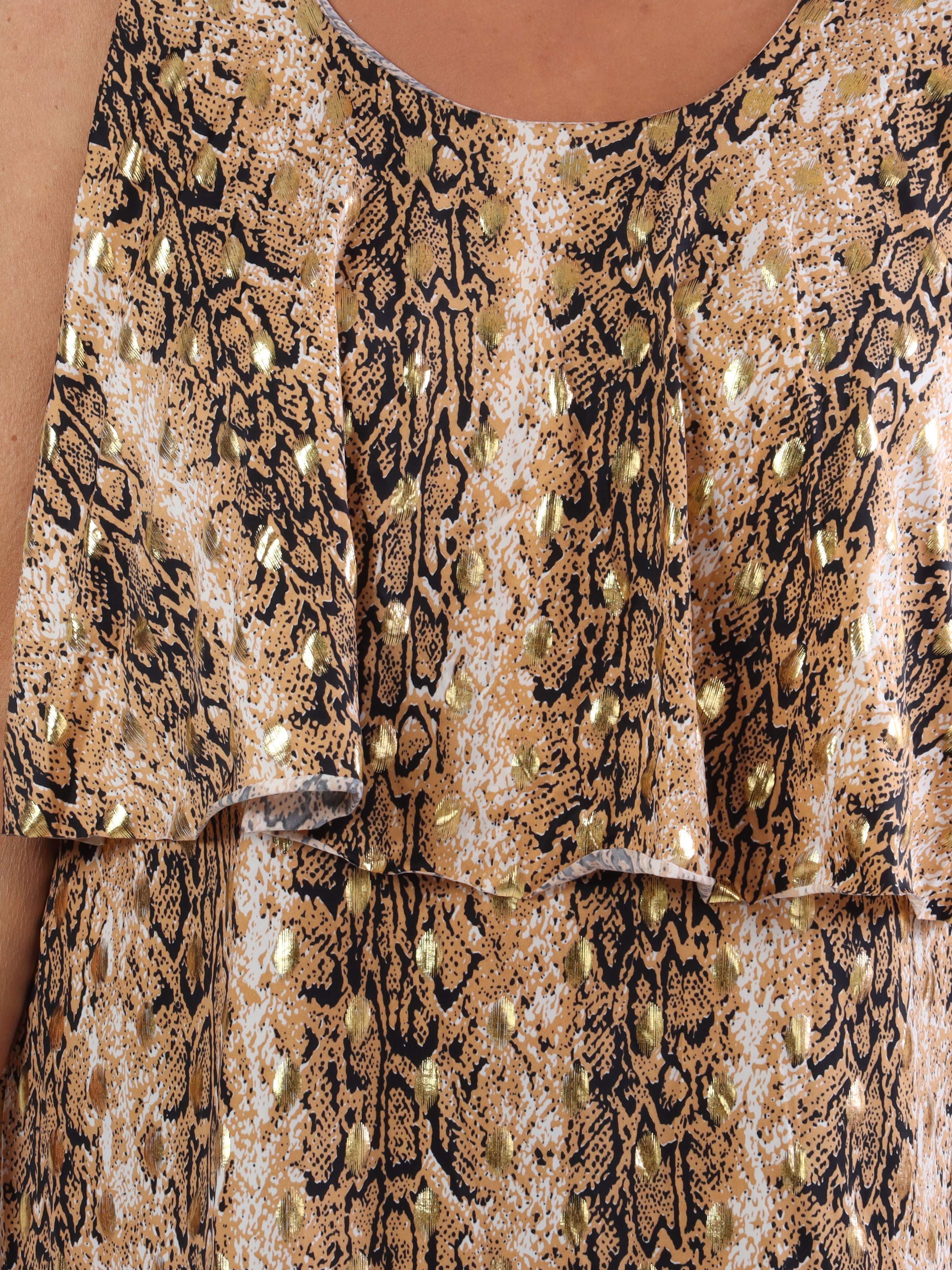 Tiger - Söt klänning i plus size med ormtryck och gulddetaljer