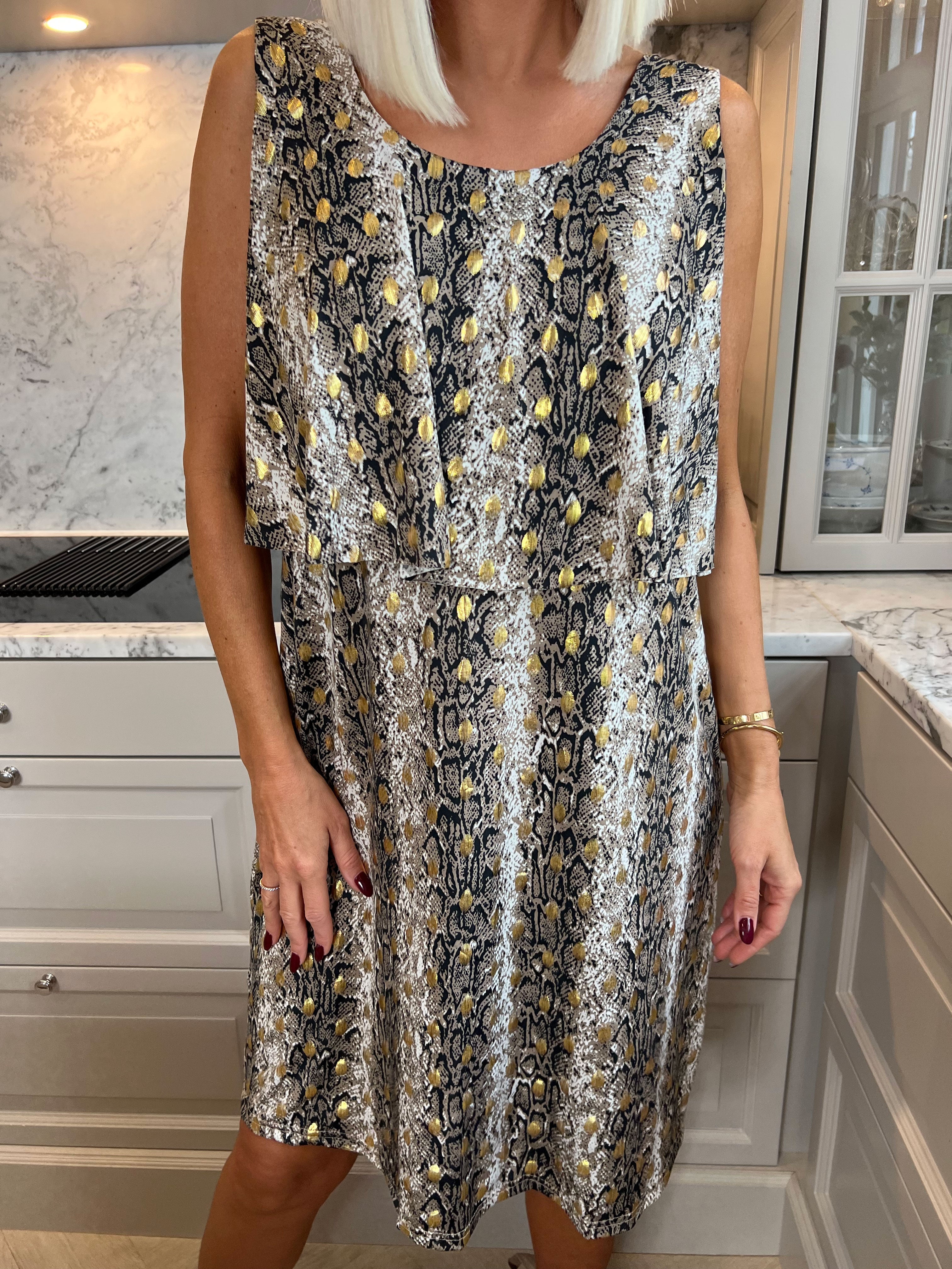 Tiger - Söt klänning med ormtryck och gulddetaljer