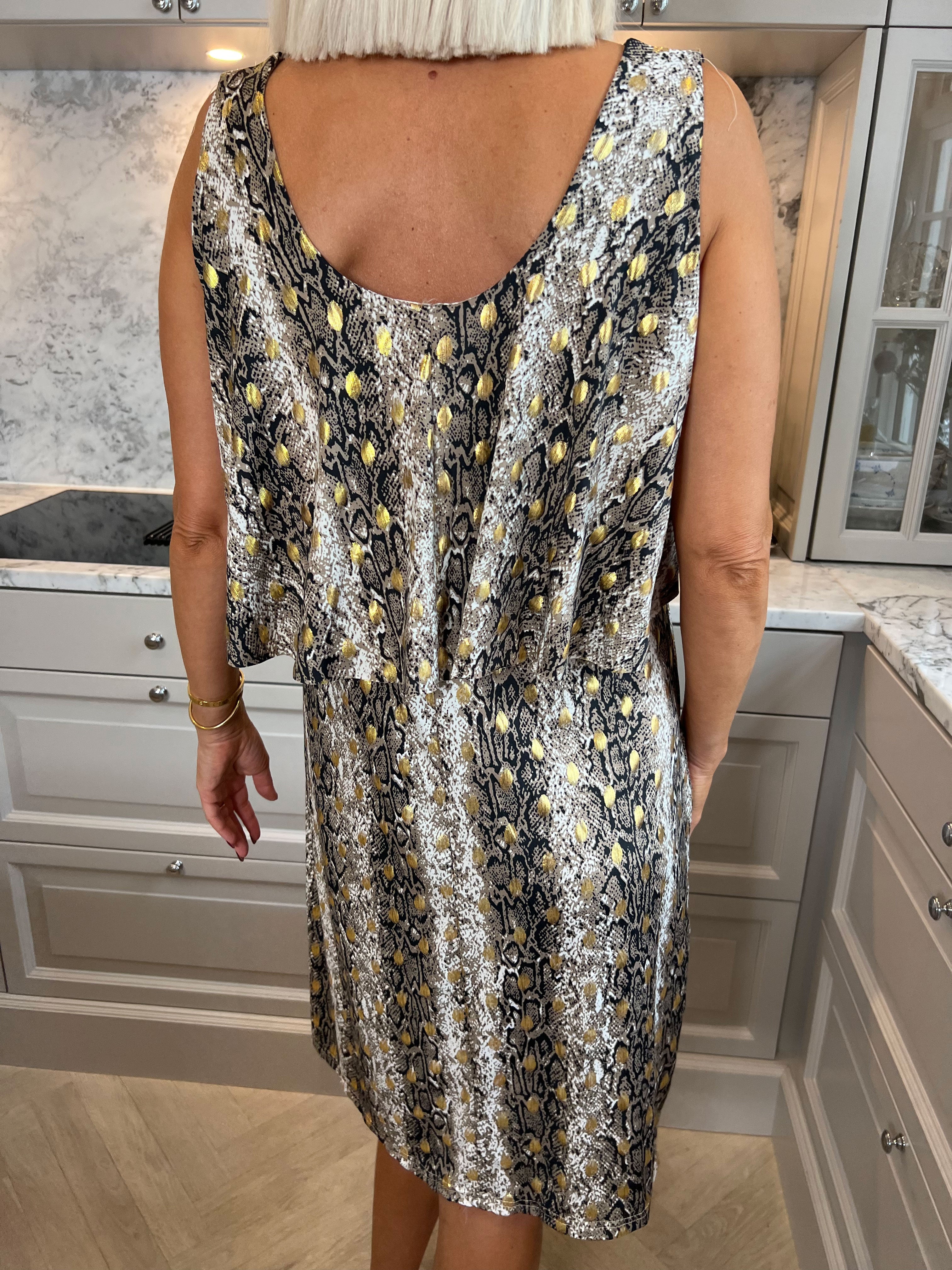 Tiger - Söt klänning med ormtryck och gulddetaljer