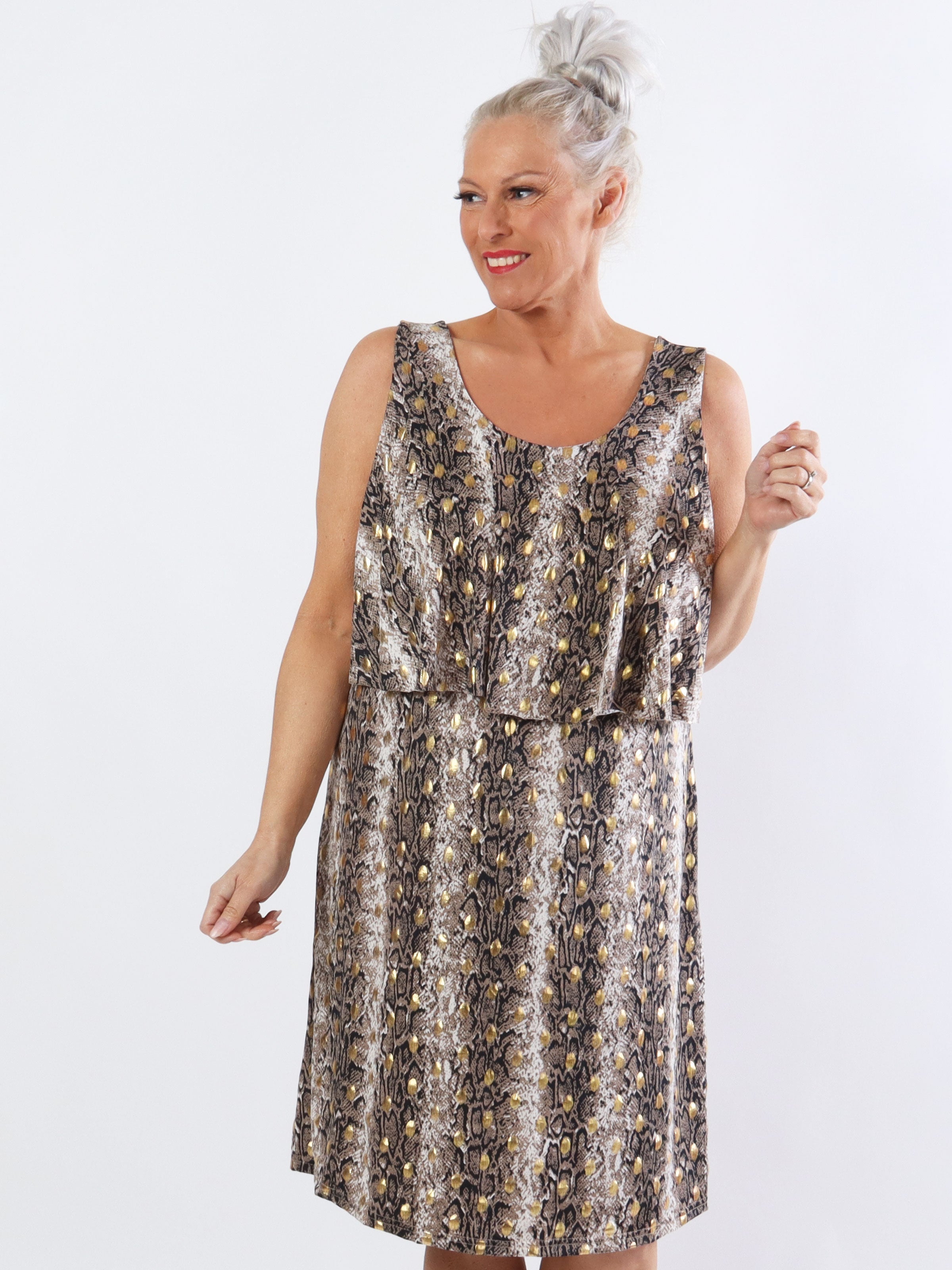 Tiger - Söt klänning i plus size med ormtryck och gulddetaljer