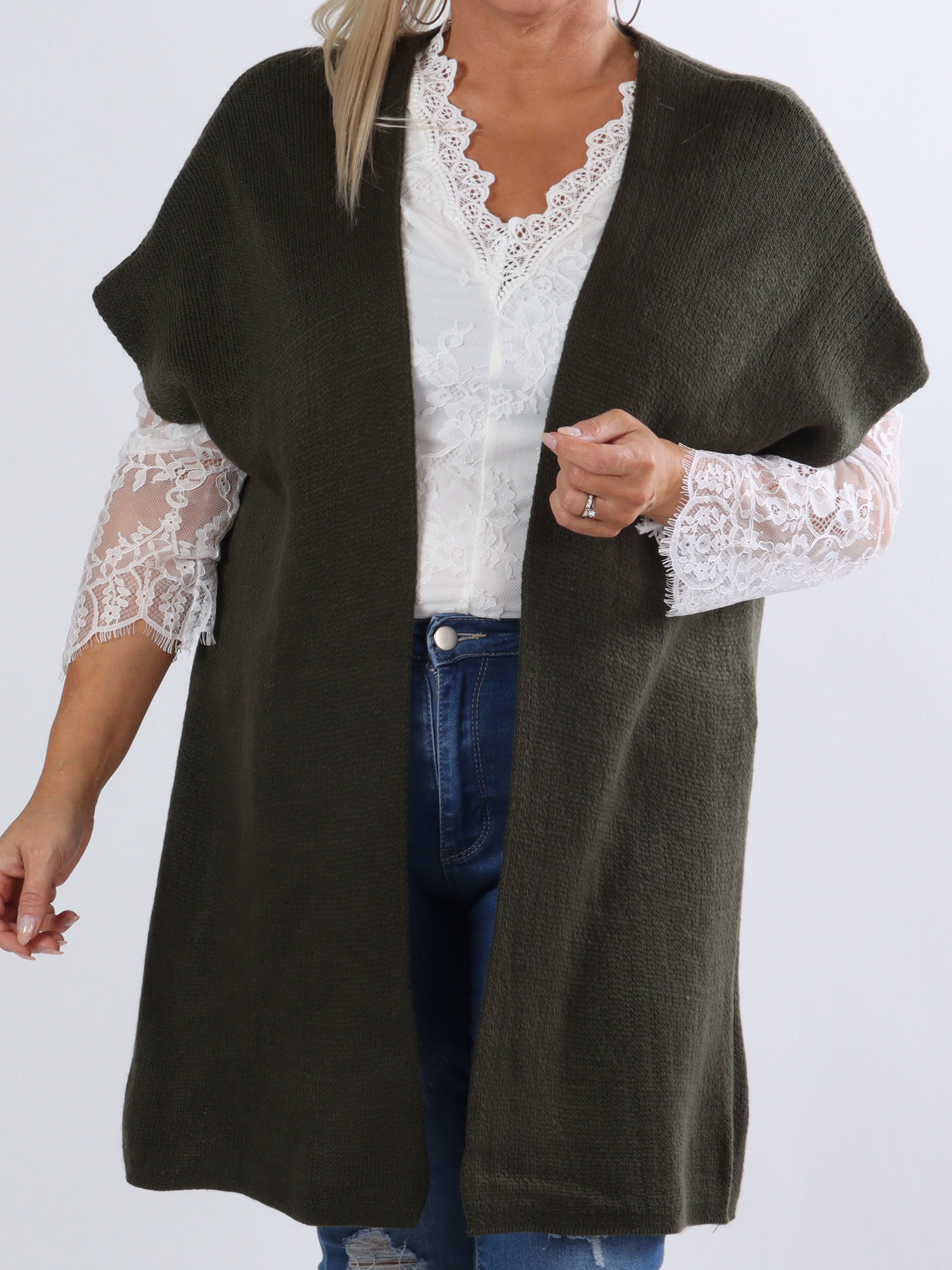 Tilly Plain - Plus size stickad kofta utan ärmar