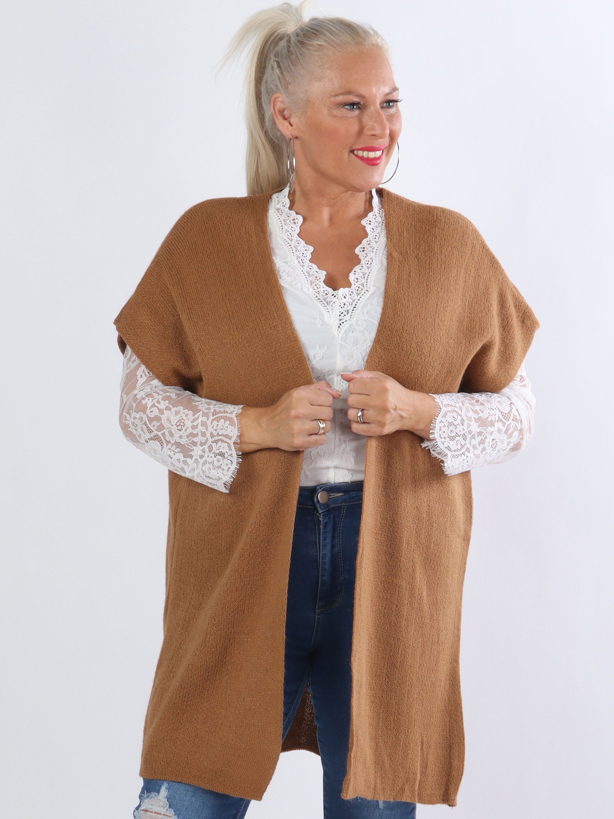 Tilly Plain - Plus size stickad kofta utan ärmar