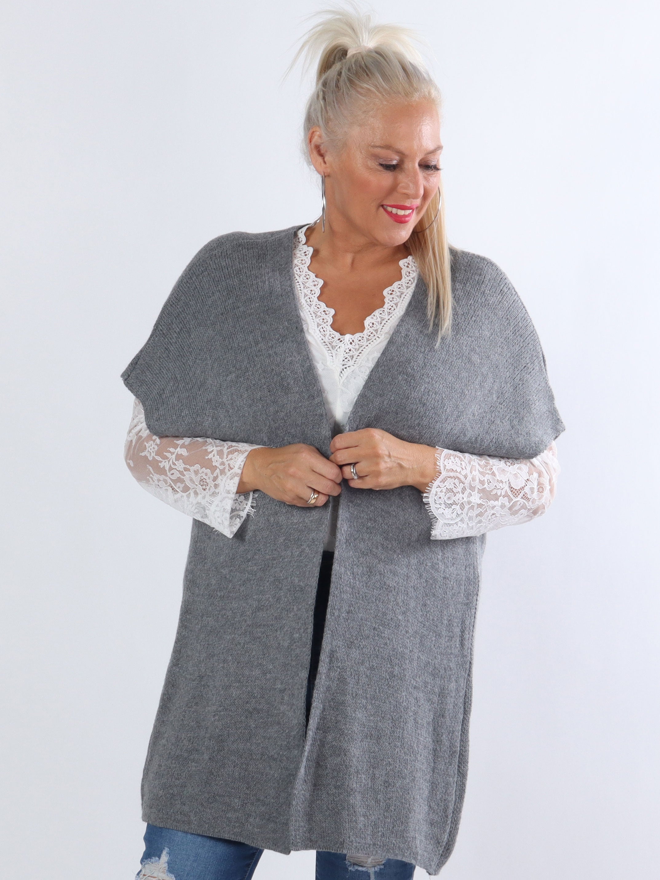 Tilly Plain - Plus size stickad kofta utan ärmar