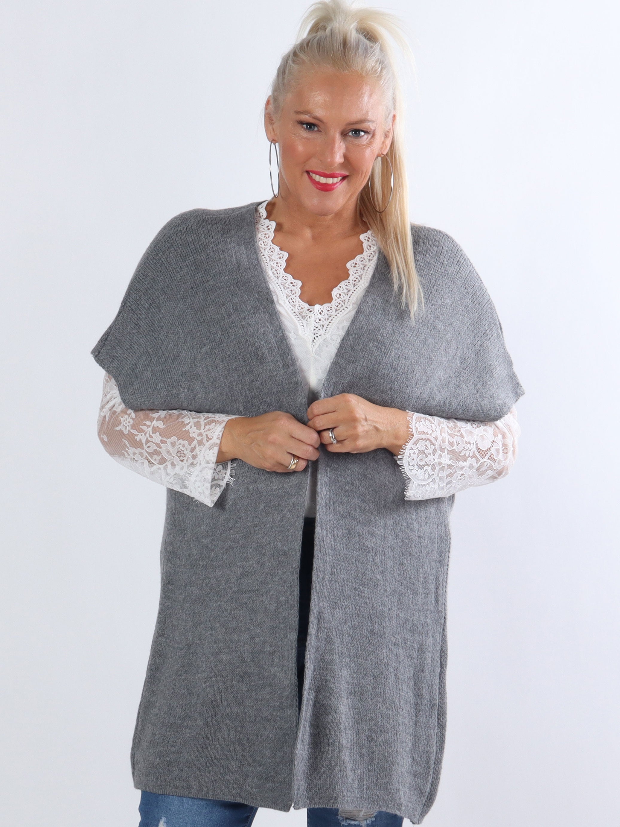 Tilly Plain - Plus size stickad kofta utan ärmar