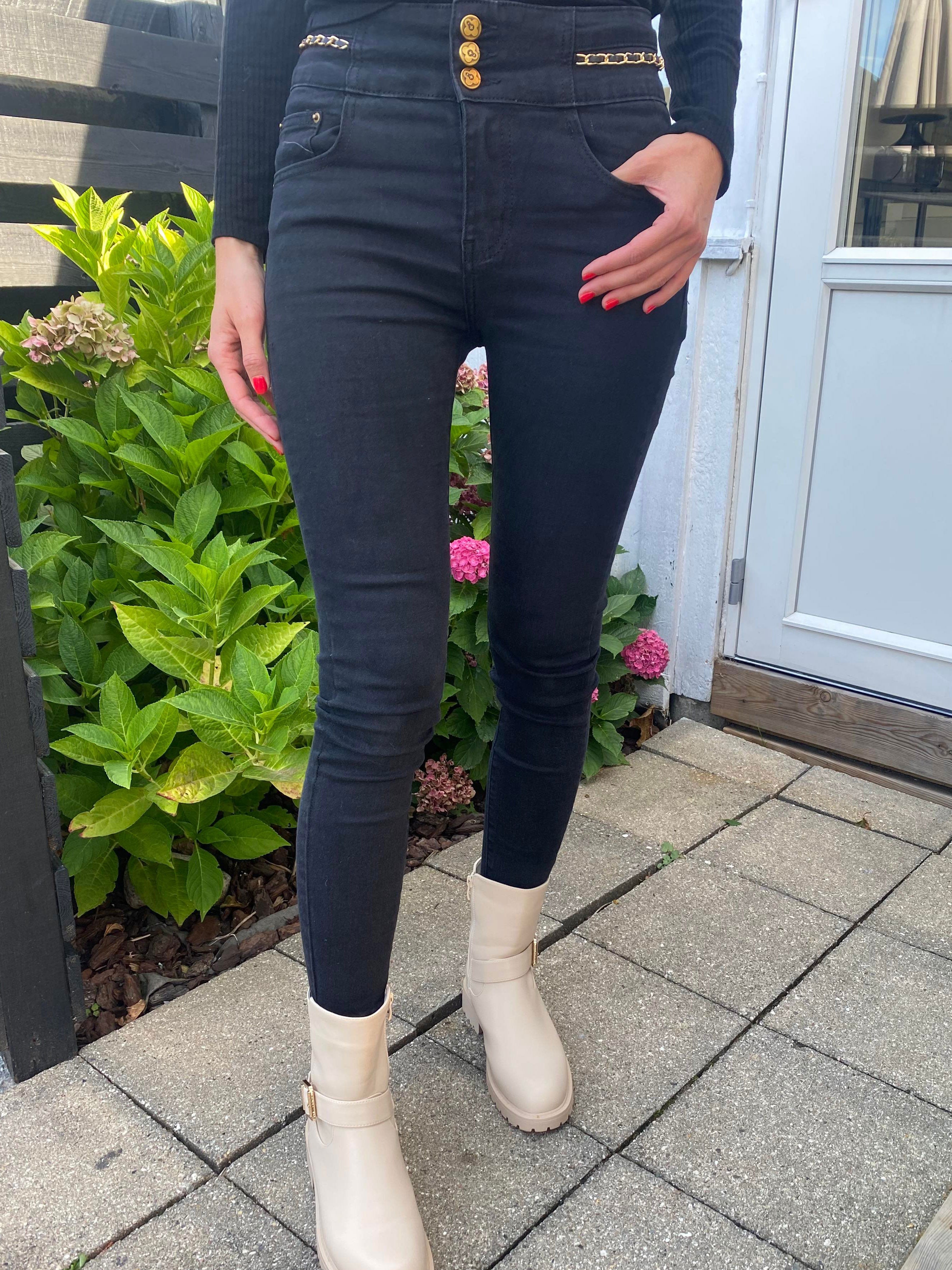 Tonya - Svarta byxor med guldkedja och knappar