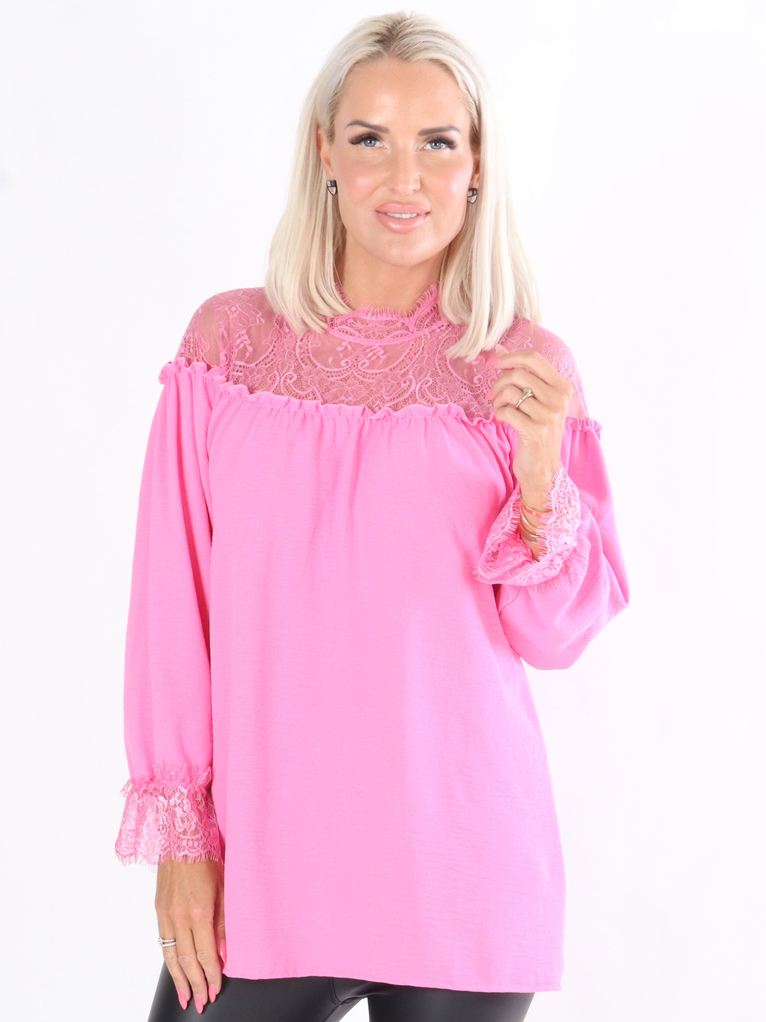 Tricia - Tunika med feminina detaljer och spets