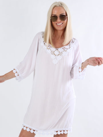 Trille - Beige tunika med broderi i halsen