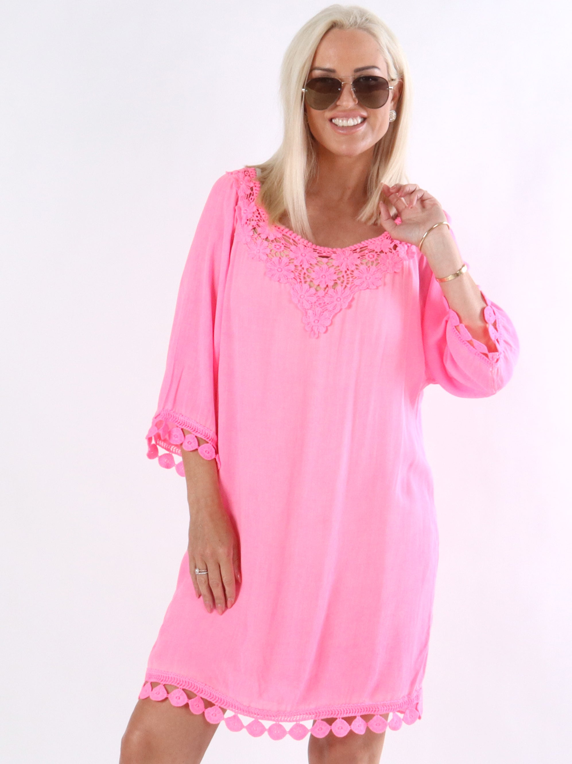 Trille - Beige tunika med broderi i halsen