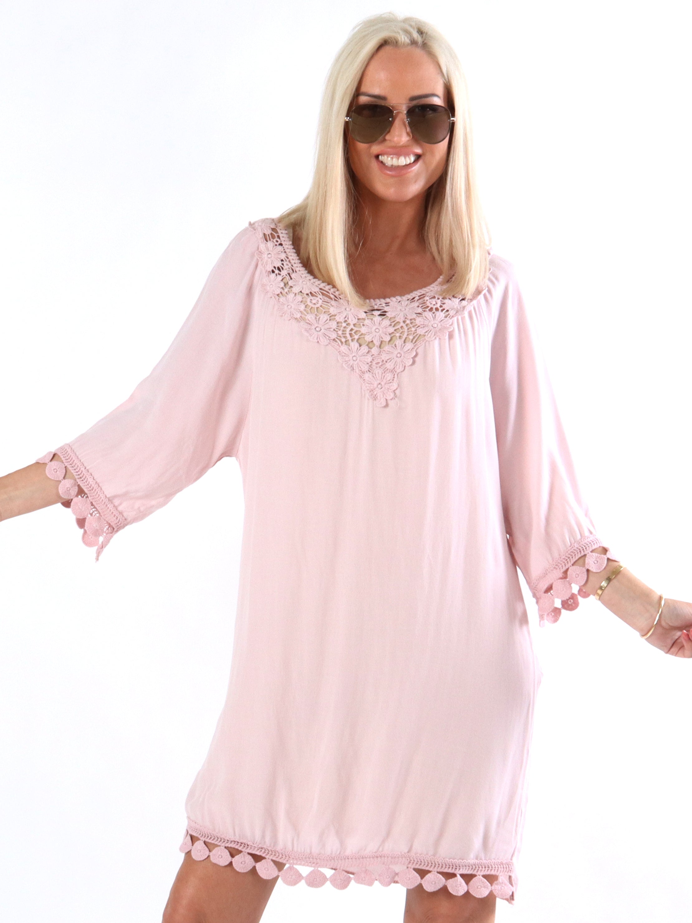 Trille - Beige tunika med broderi i halsen