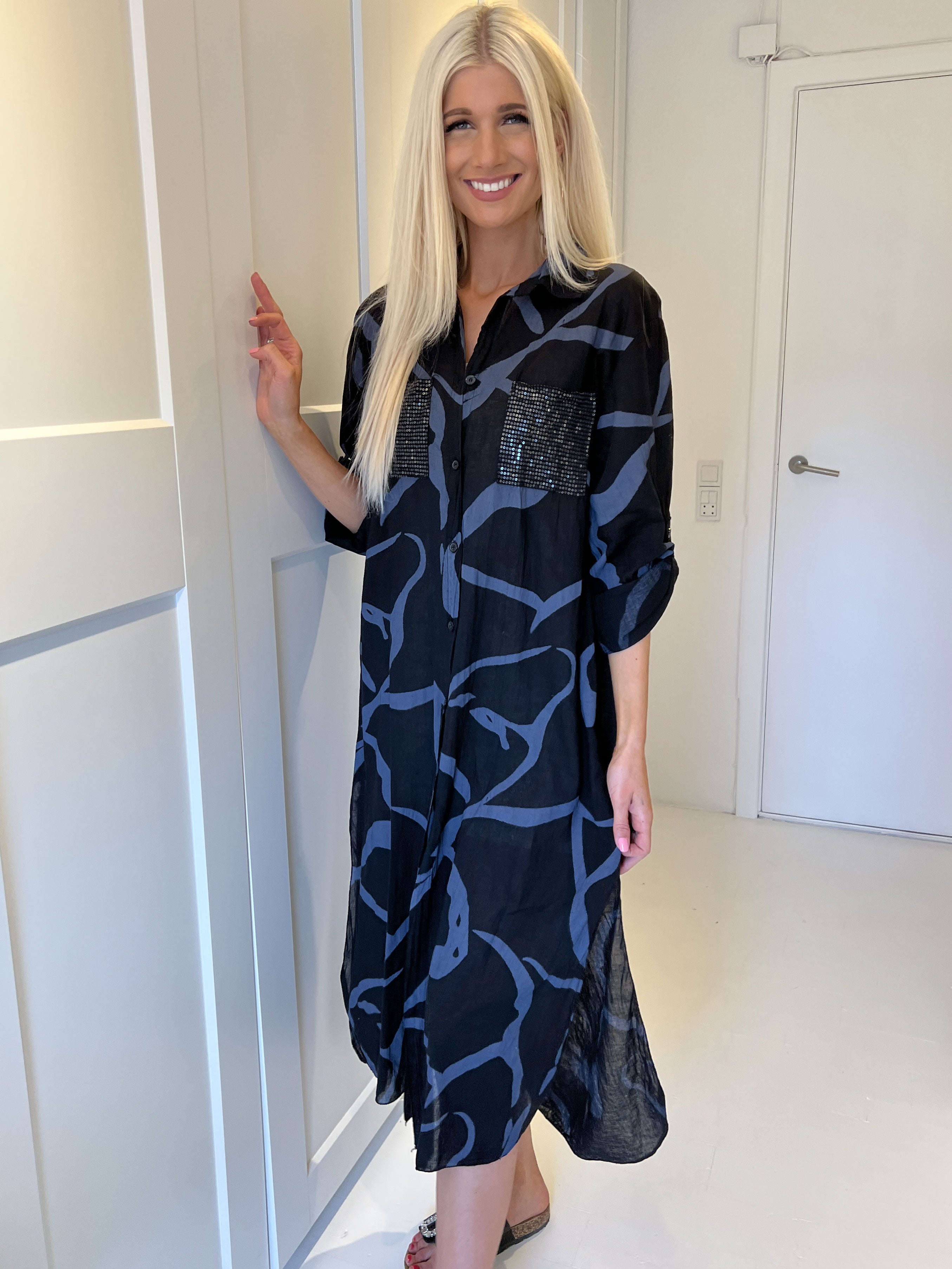 Trinny - Beigefarvet skjortekjole med pailletlommer